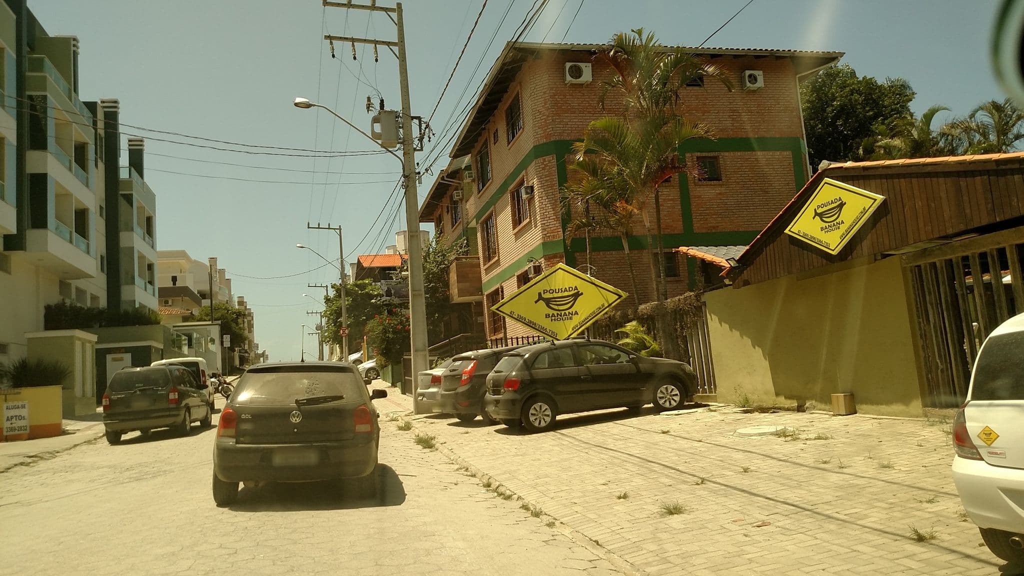 Street view near Pousada Banana House, Bombinhas — © poeiradasestrelas (CC BY-SA · Mapillary)
