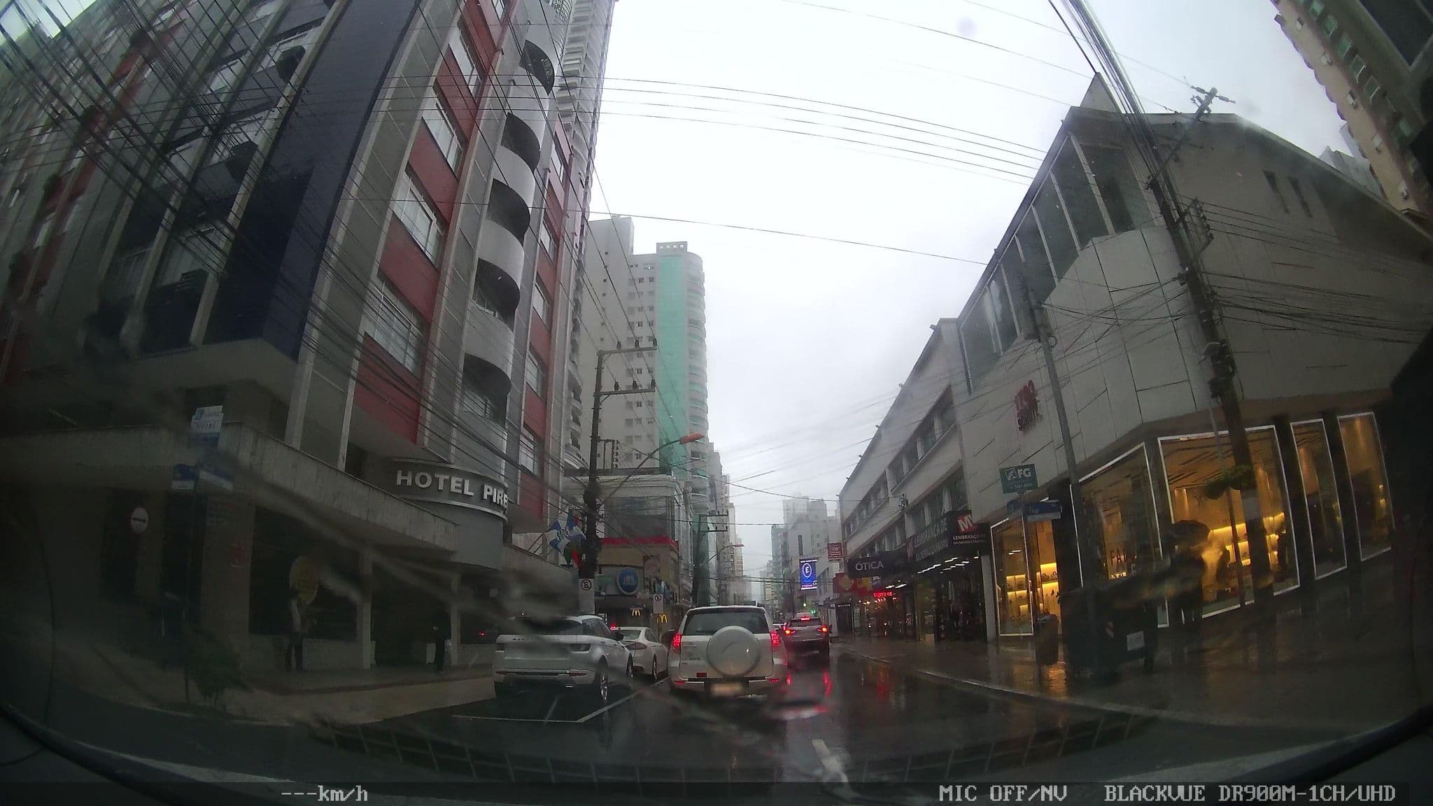 Street view near Hotel dos Açores, Balneário Camboriú — © kaart5 (CC BY-SA · Mapillary)