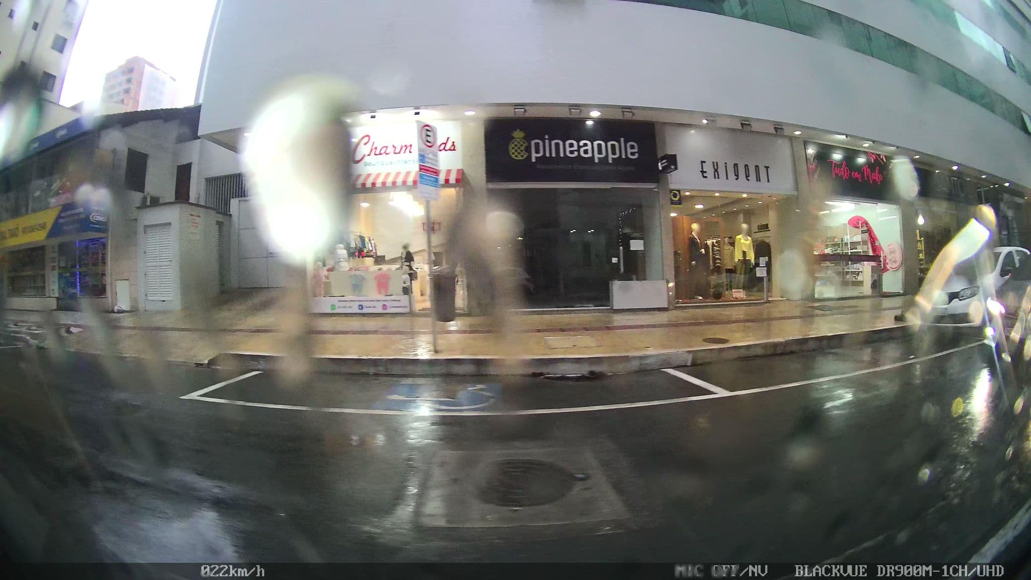 Street view near Hotel Plaza Camboriú, Balneário Camboriú — © kaart5 (CC BY-SA · Mapillary)