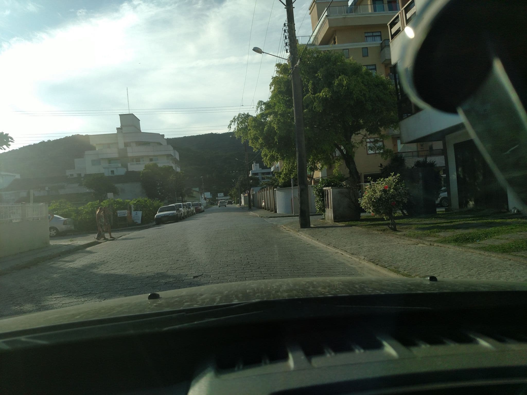 Street view near Pousada das Gaivotas, Bombinhas — © adrianojbr (CC BY-SA · Mapillary)