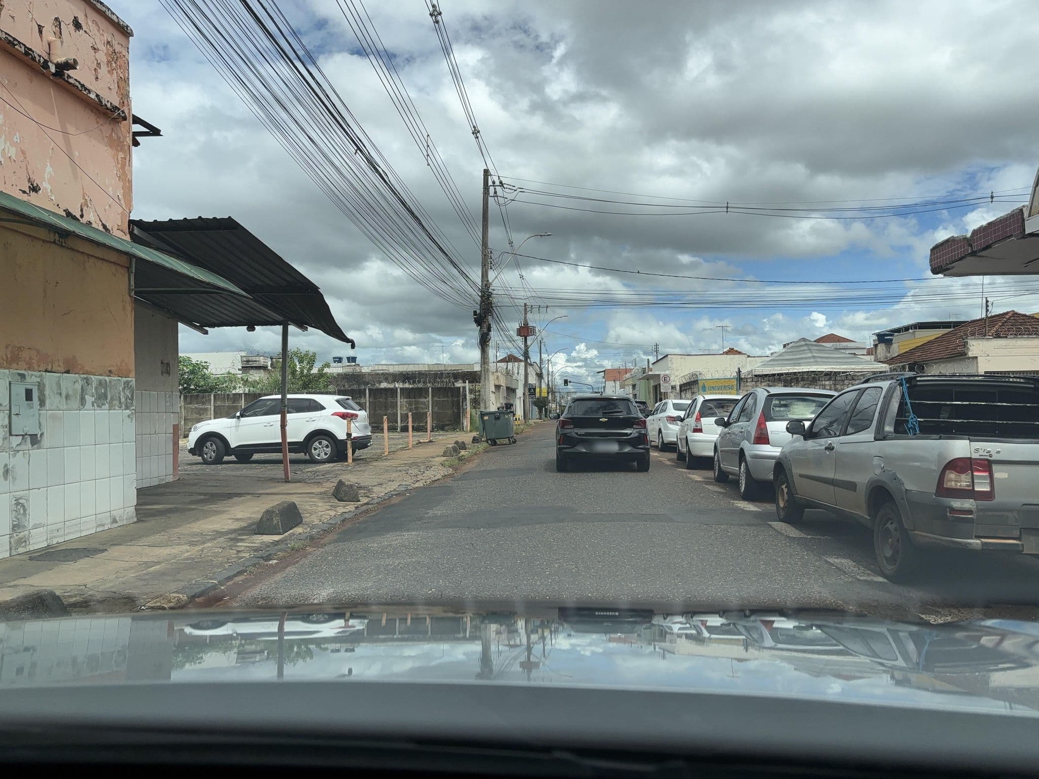 Street view near Pensão Zecas Instruction, Uberlândia — © Mariaeduarda17 (CC BY-SA · Mapillary)