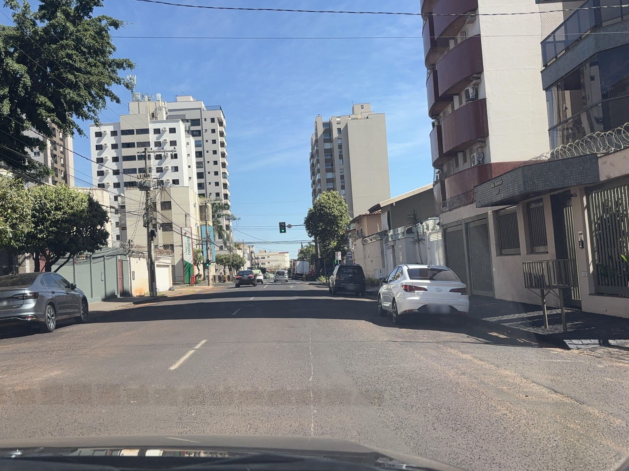 Street view near V Hostel Uberlândia - Hospedagem Econômica, Confortável, Divertida E Na Melhor Localização. Próximo A Ufu, Ao Center Shopping E Ao Centro Administrativo Municipal. Tudo Para O Seu Conforto E Comodidad, Uberlândia — © Mariaeduarda17 (CC BY-SA · Mapillary)