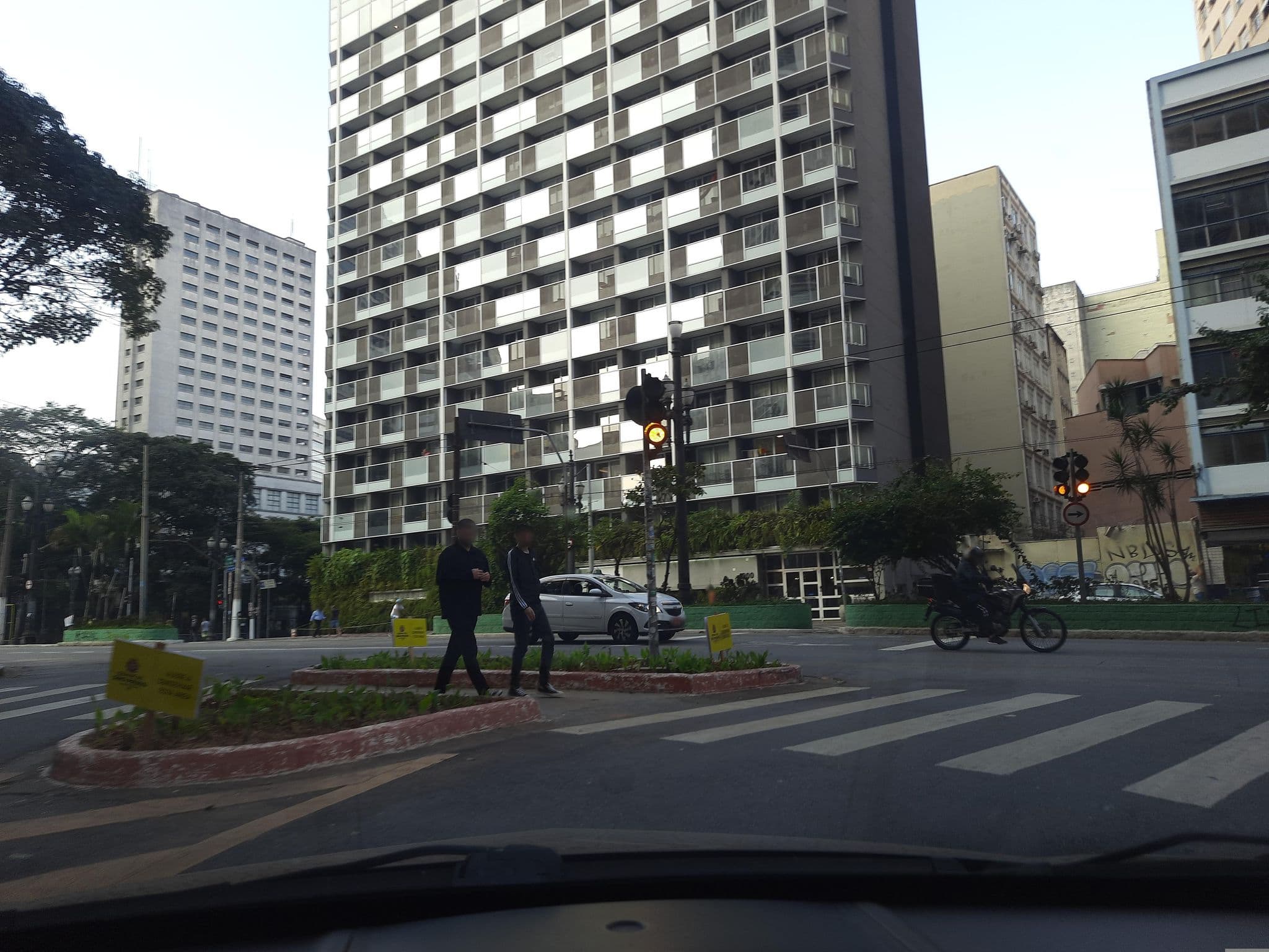Street view near Academia Novo Hotel Jaragua, Republica — © alemenezes (CC BY-SA · Mapillary)