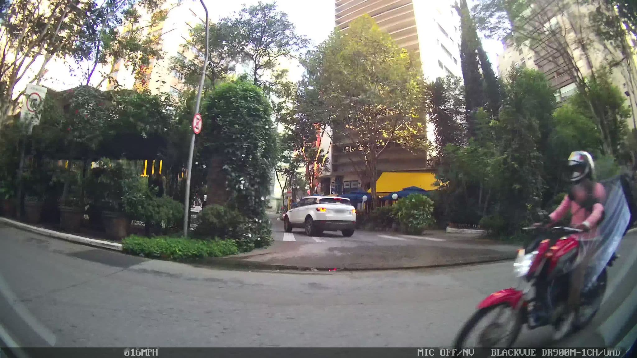 Street view near "l'art Hotel Ltda", Republica — © kaart_4 (CC BY-SA · Mapillary)