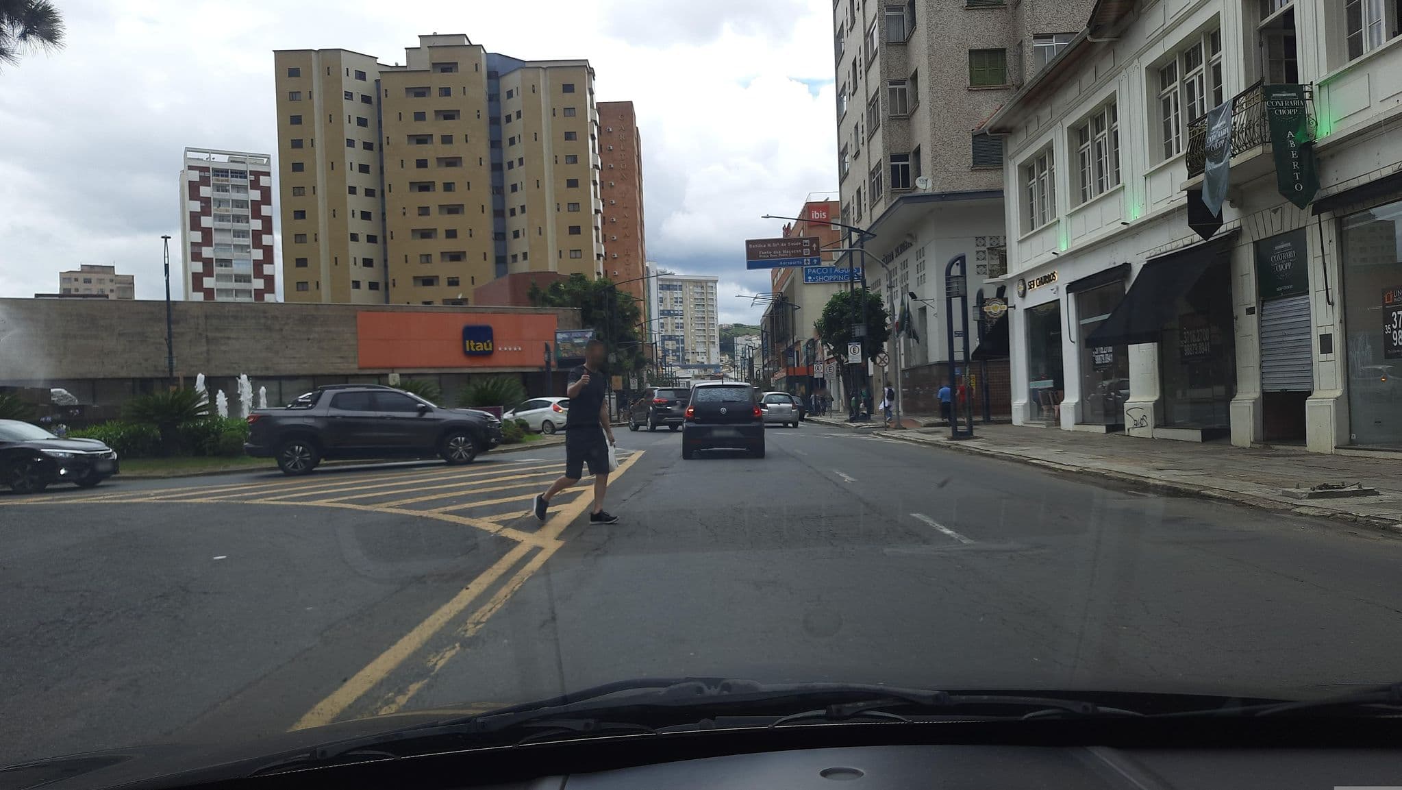 Street view near Central Park Hotel, Poços de Caldas — © alemenezes (CC BY-SA · Mapillary)