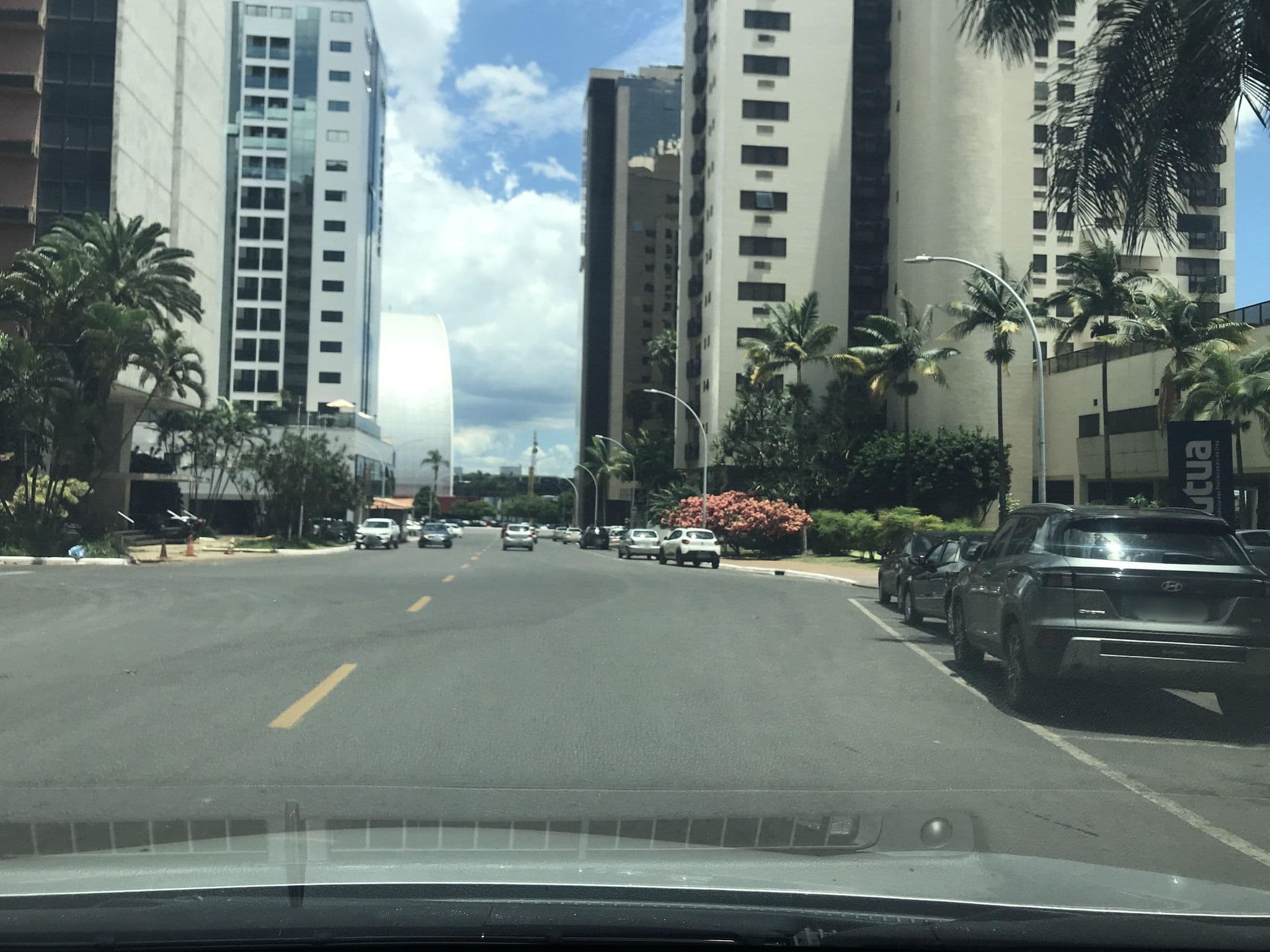 Street view near Let's Brasília Hotel, Plano Piloto — © wesleygmartins (CC BY-SA · Mapillary)