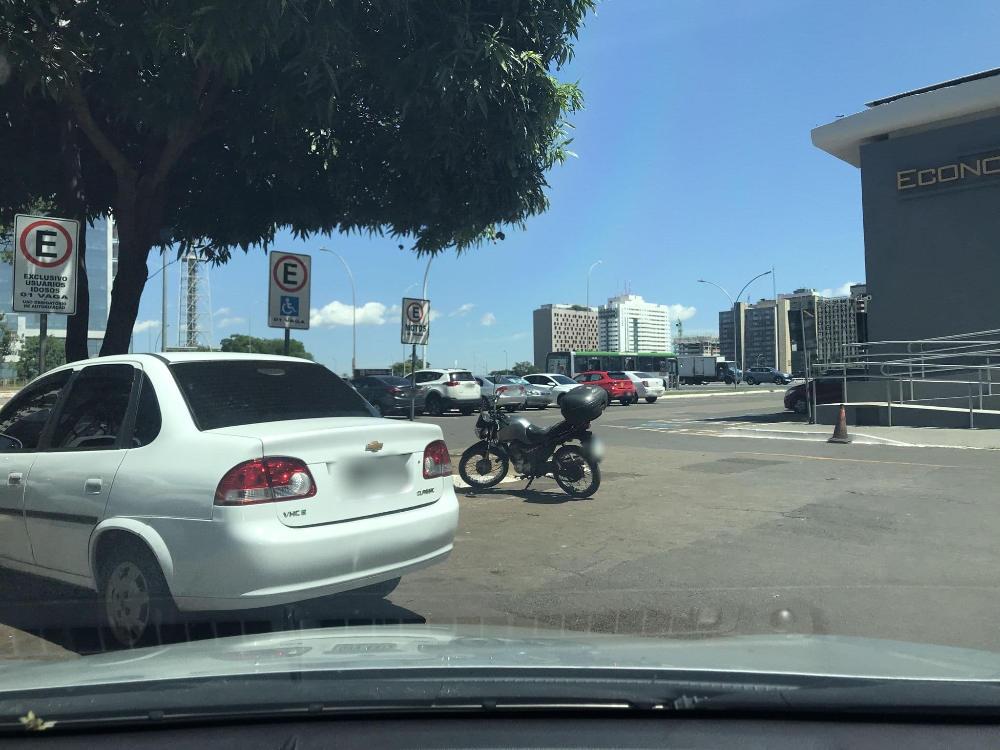 Street view near Hotel Econotel, Plano Piloto — © wesleygmartins (CC BY-SA · Mapillary)