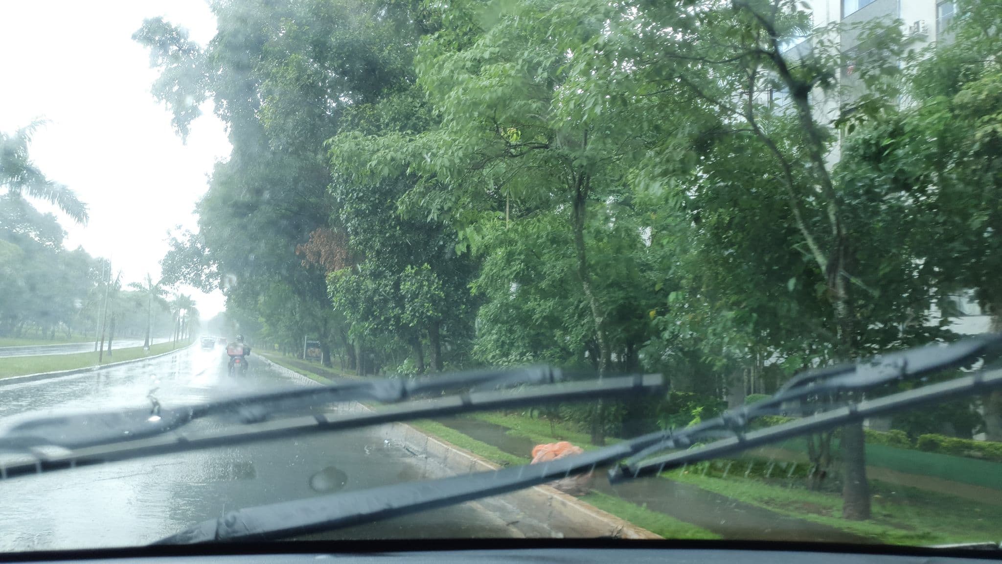 Street view near Pensão da Dona Eini, Plano Piloto — © ernesto77 (CC BY-SA · Mapillary)