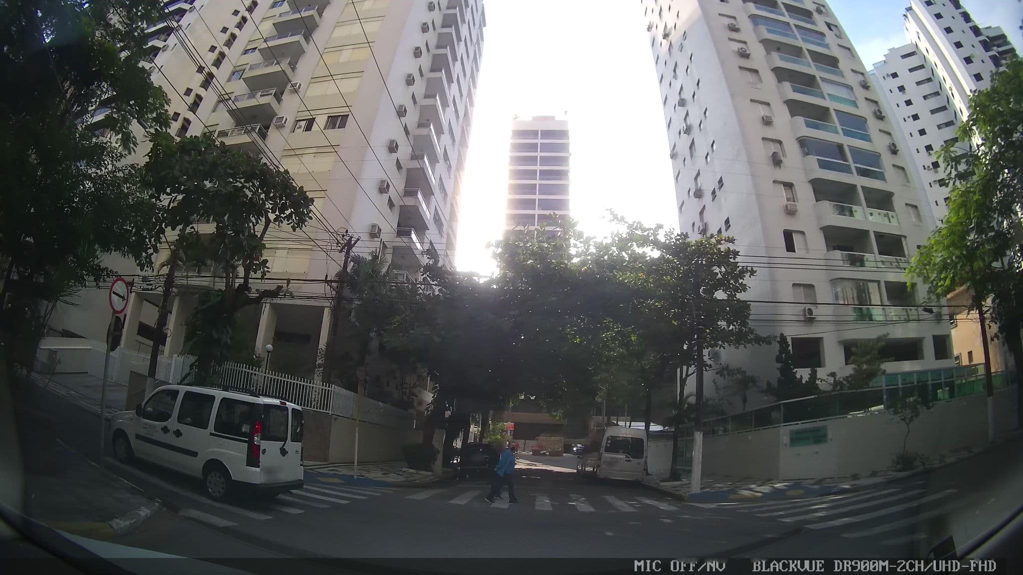 Street view near Pitangueiras Flat, Guarujá — © marciosampaio (CC BY-SA · Mapillary)