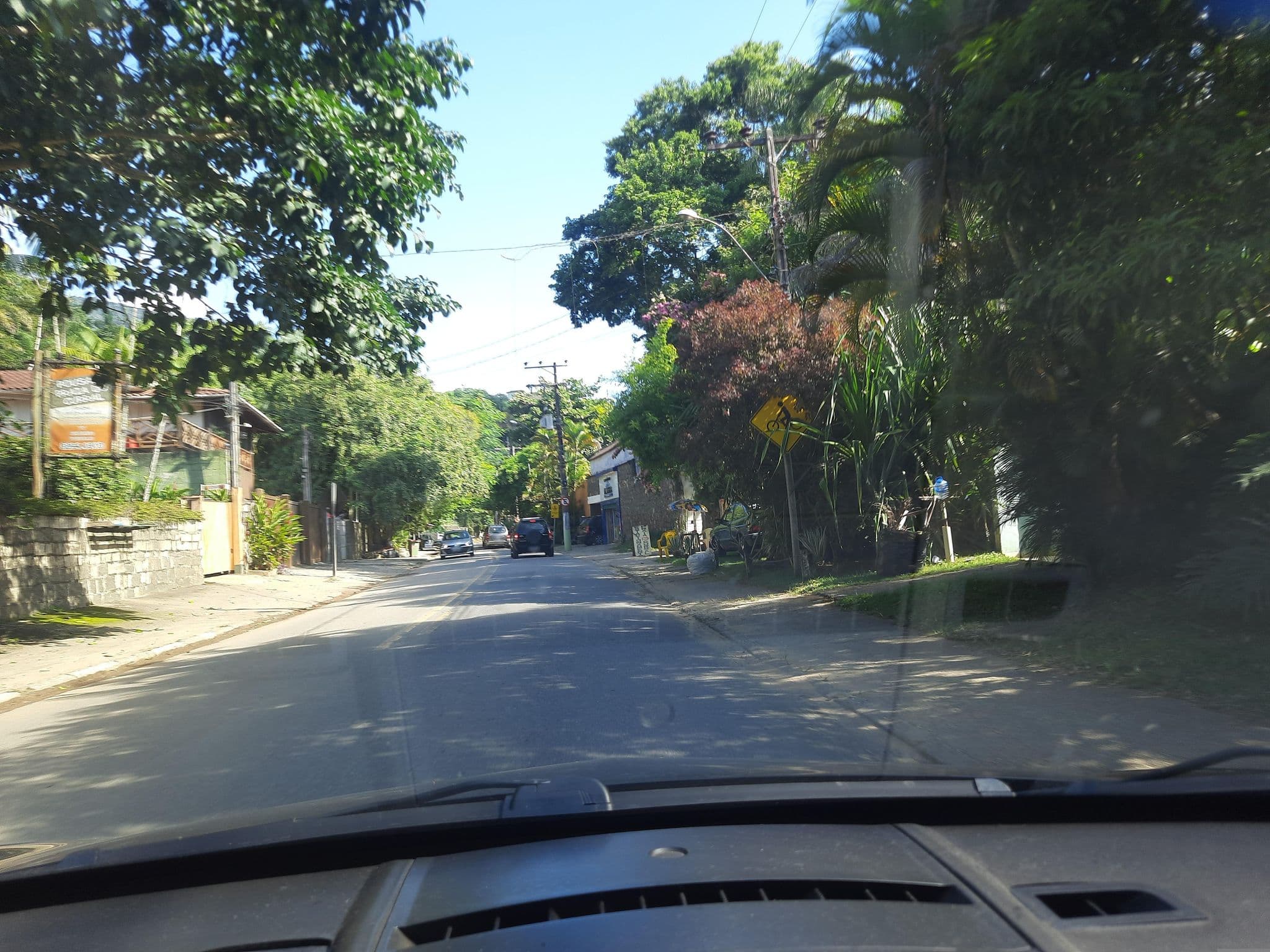 Street view near Pousada Donna Christina, Ilhabela — © alemenezes (CC BY-SA · Mapillary)