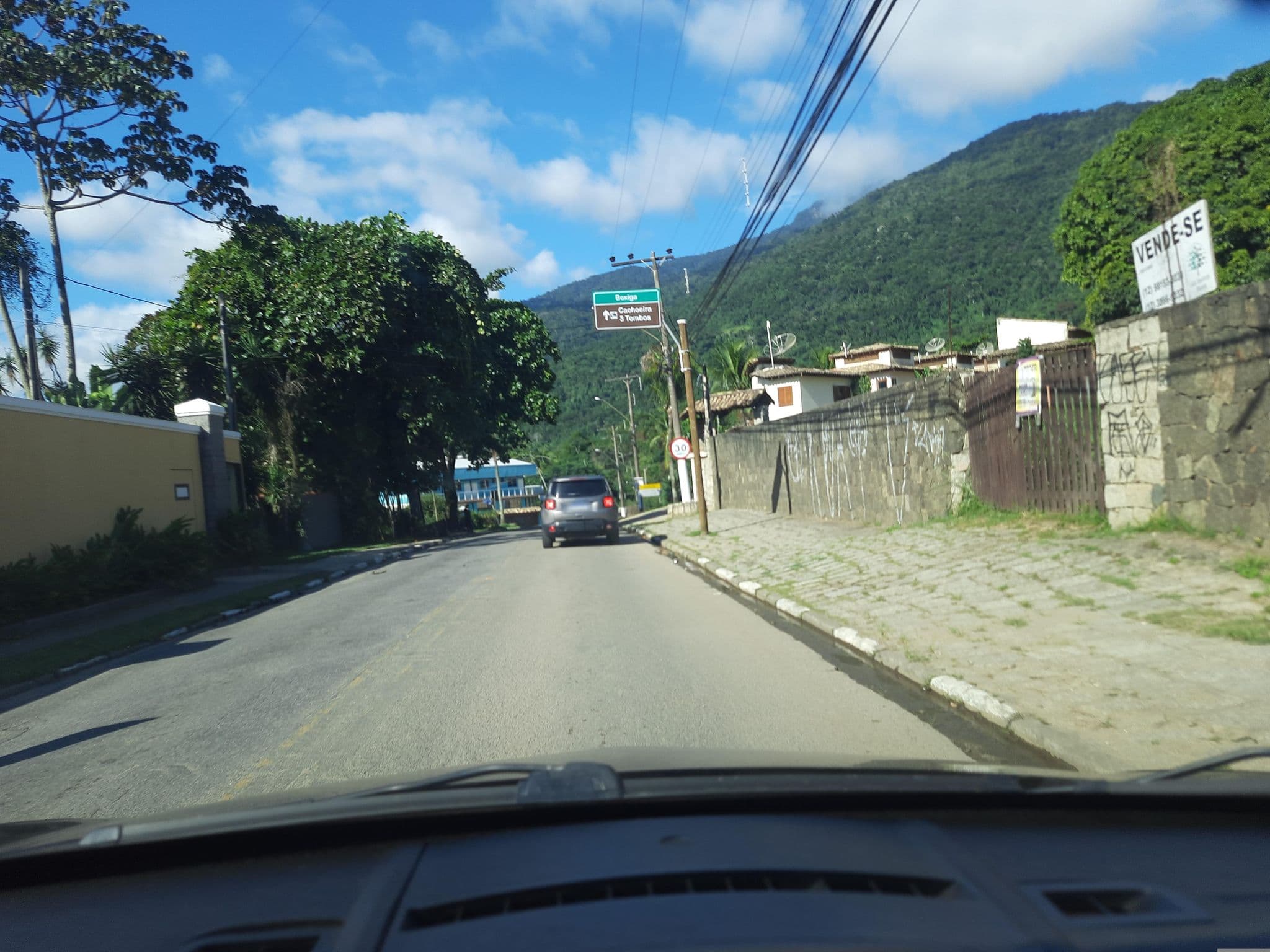 Street view near Boraprailha, Ilhabela — © alemenezes (CC BY-SA · Mapillary)