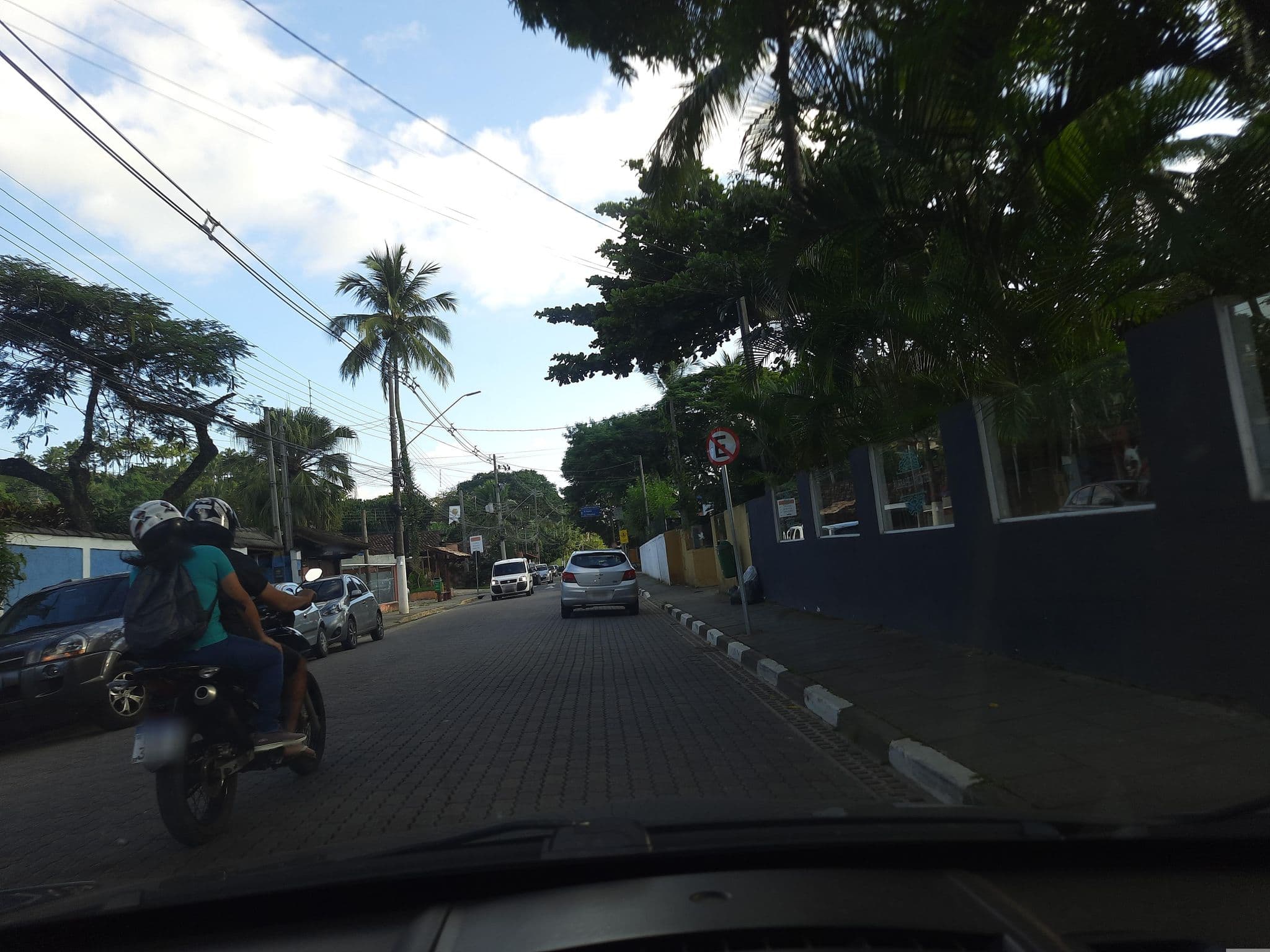 Street view near Alebahli Hostel, Ilhabela — © alemenezes (CC BY-SA · Mapillary)