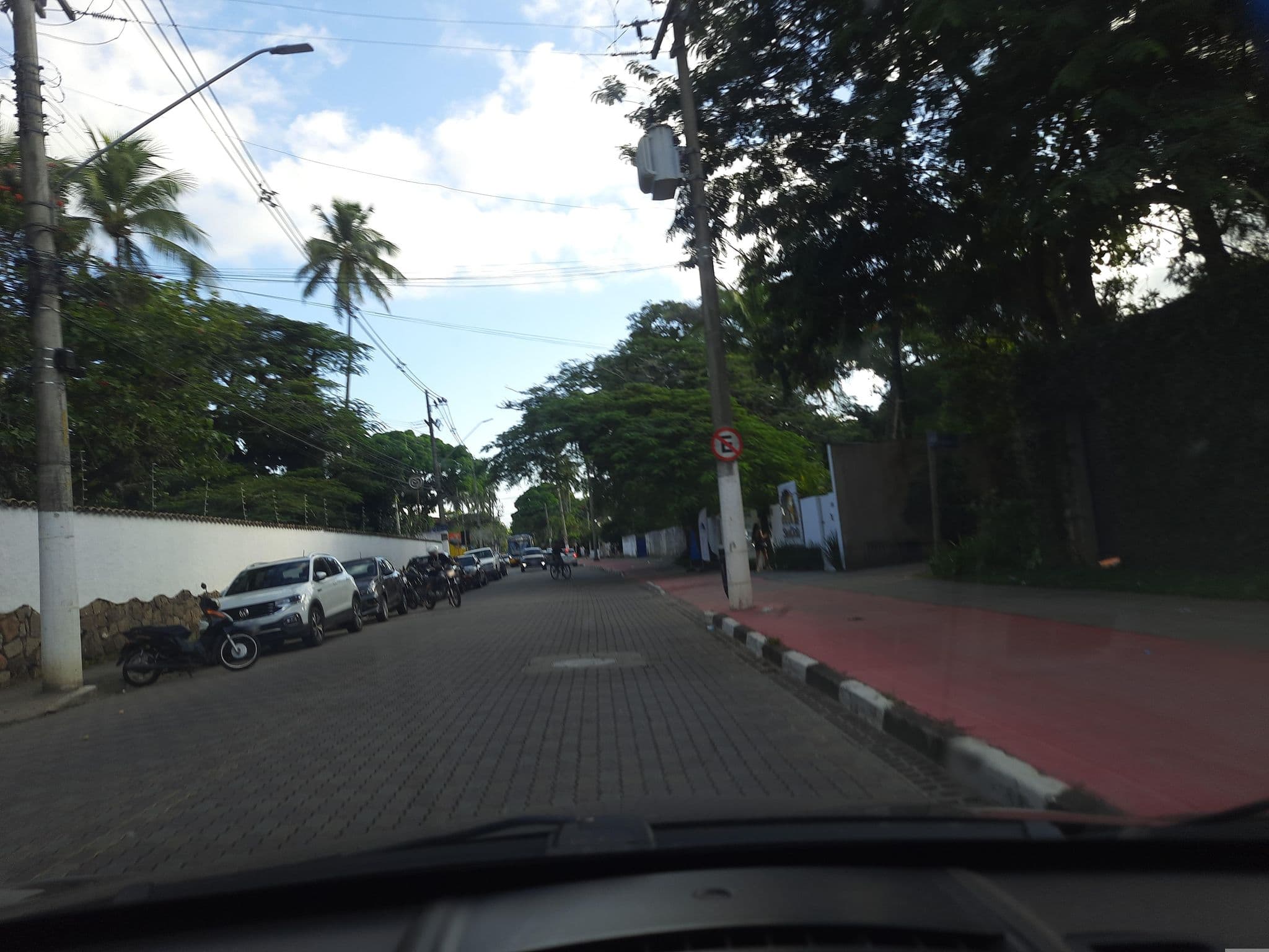 Street view near Pousada Dos Peritos, Ilhabela — © alemenezes (CC BY-SA · Mapillary)