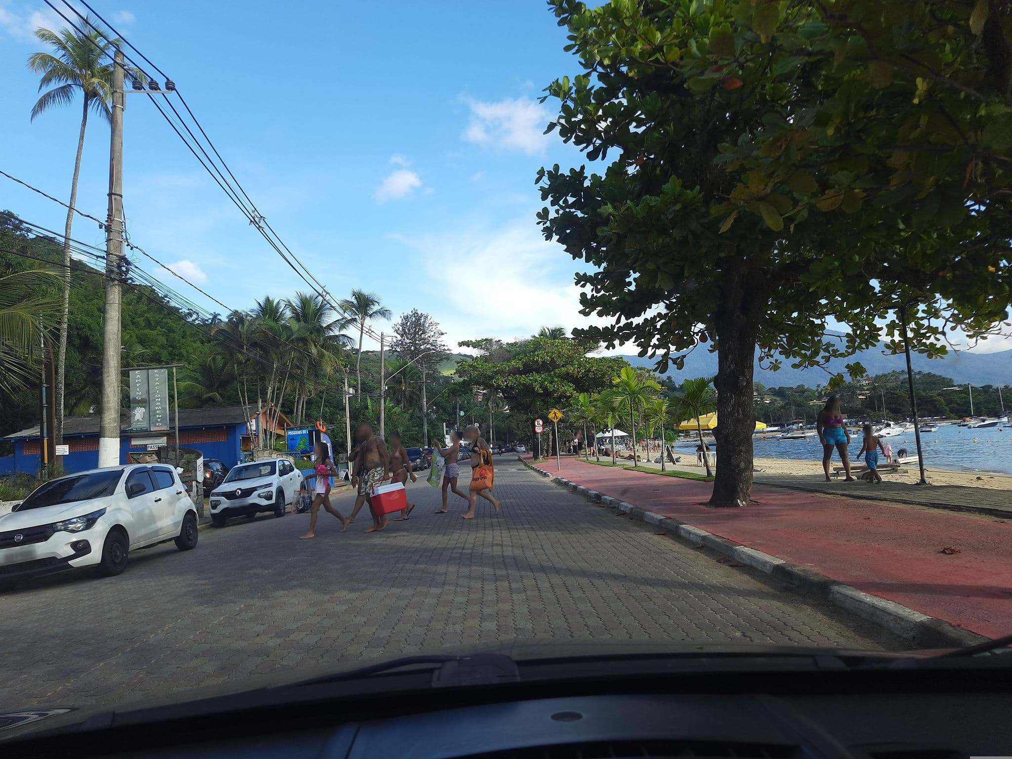 Street view near Ponta Do Pequeah, Ilhabela — © alemenezes (CC BY-SA · Mapillary)