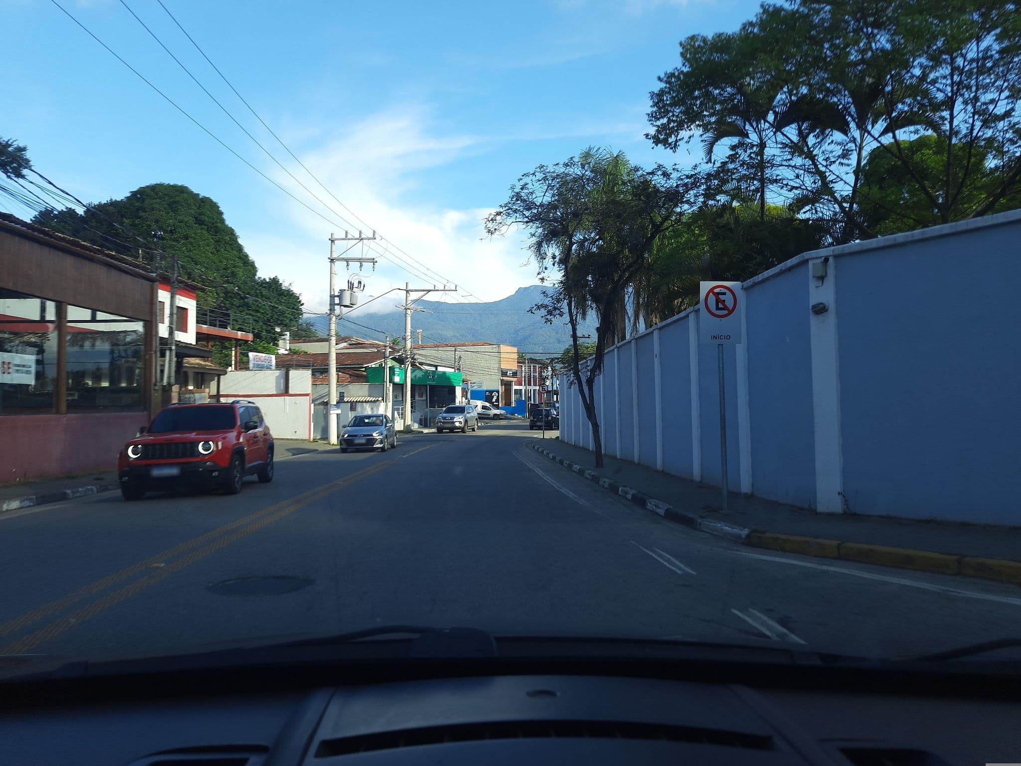 Street view near Chale Suisso, Ilhabela — © alemenezes (CC BY-SA · Mapillary)
