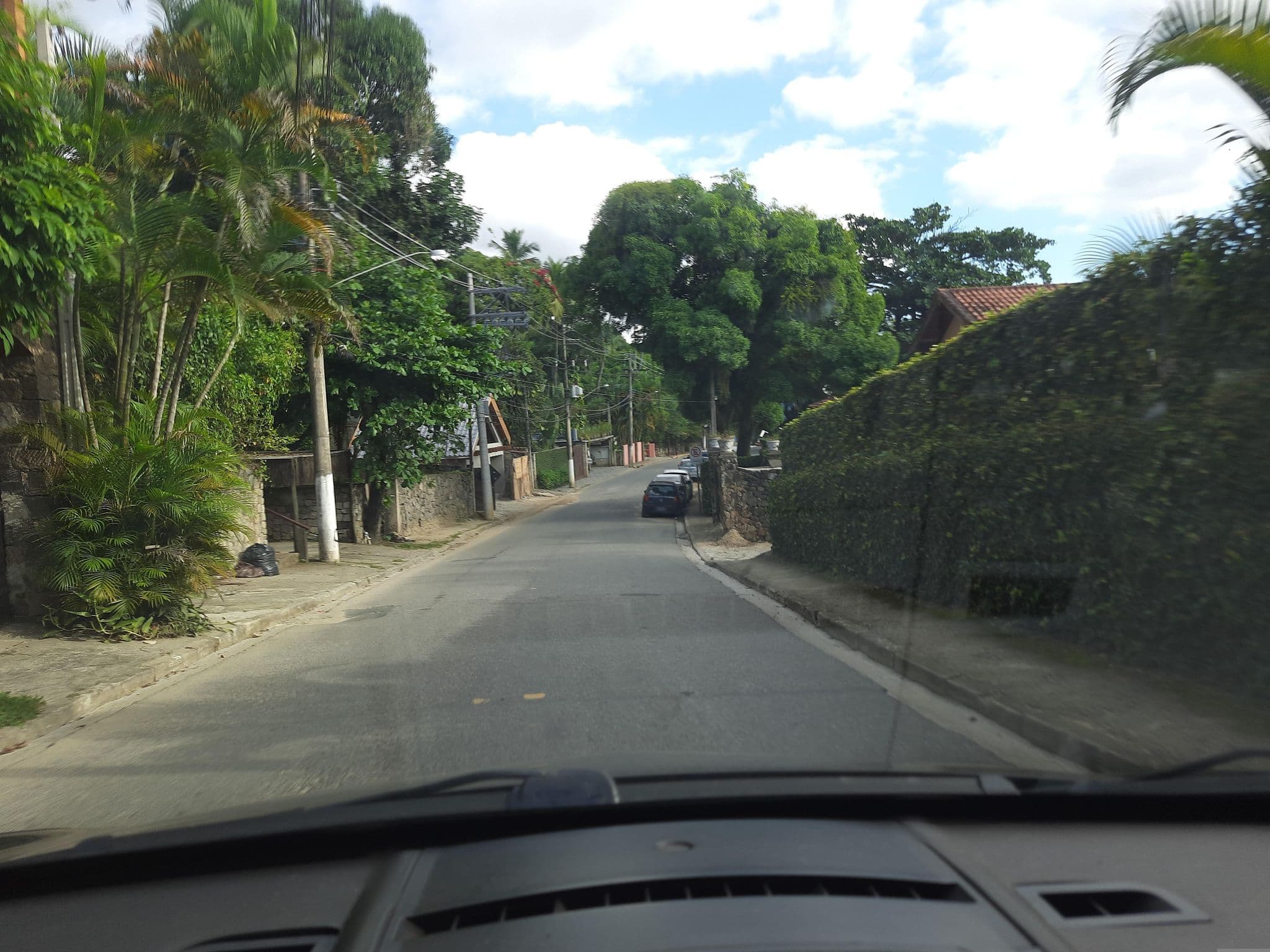 Street view near Pousada Canto da Praia, Ilhabela — © alemenezes (CC BY-SA · Mapillary)