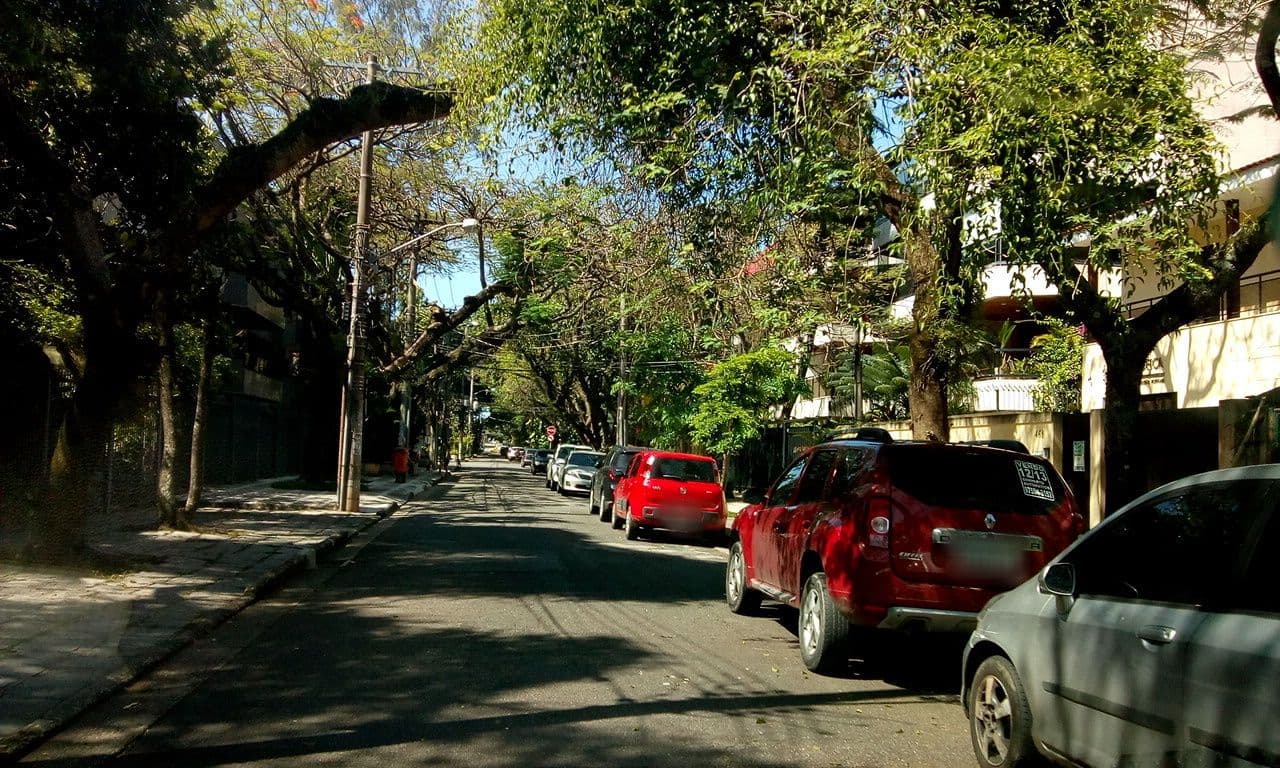 Street view near Lar Carioca do Rseefo, Barra da Tijuca — © marciosampaio (CC BY-SA · Mapillary)