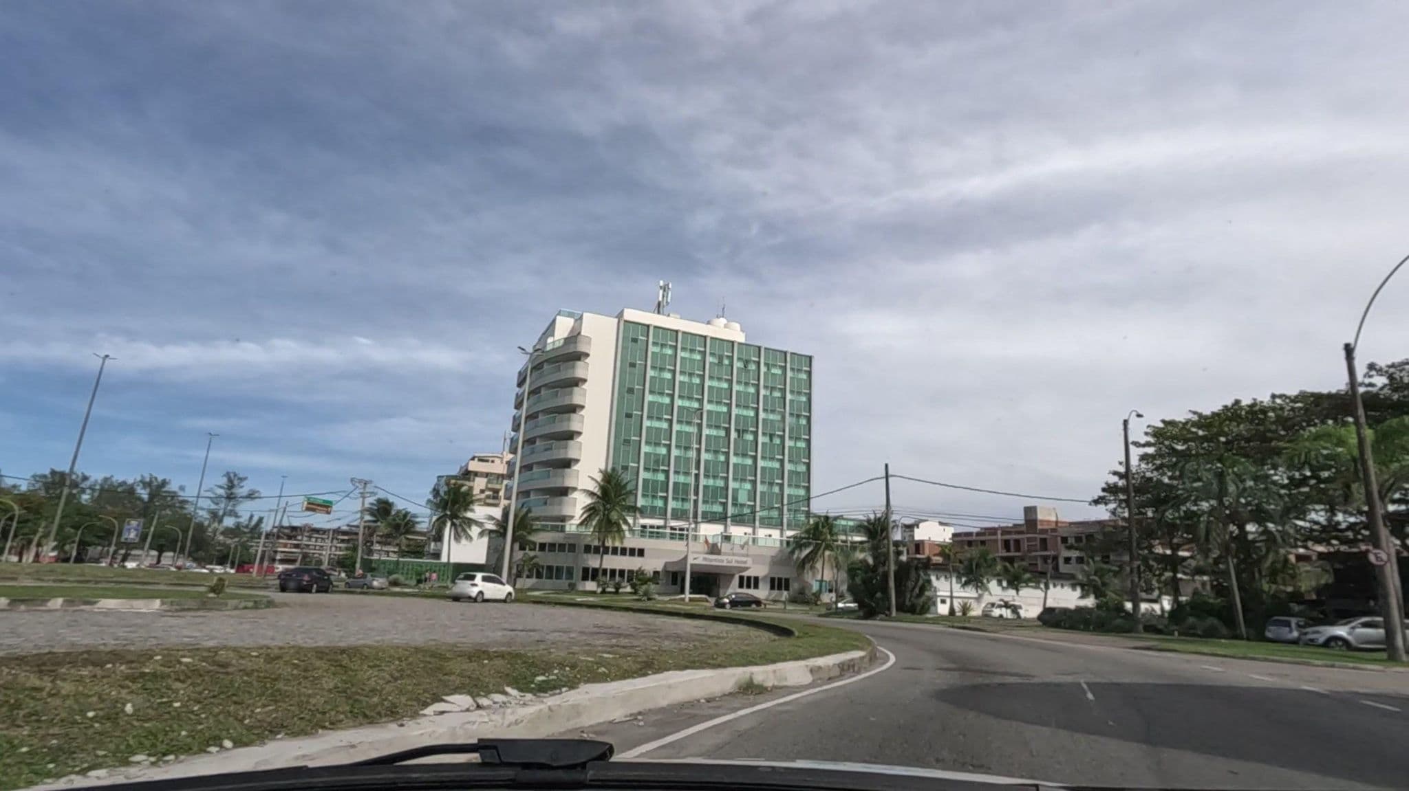 Street view near Hotel Porto Atlântico, Barra da Tijuca — © enzosimultaneo (CC BY-SA · Mapillary)