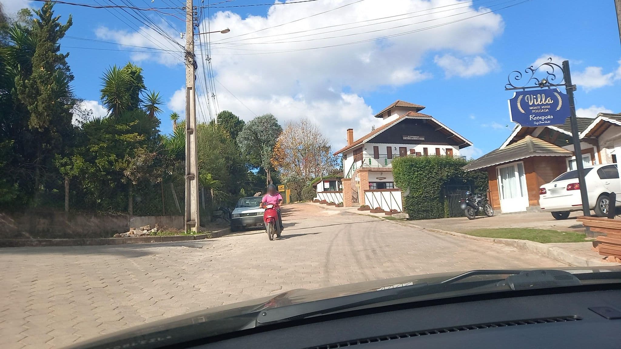 Street view near Pousada das Videiras, Monte Verde — © gchiorato (CC BY-SA · Mapillary)
