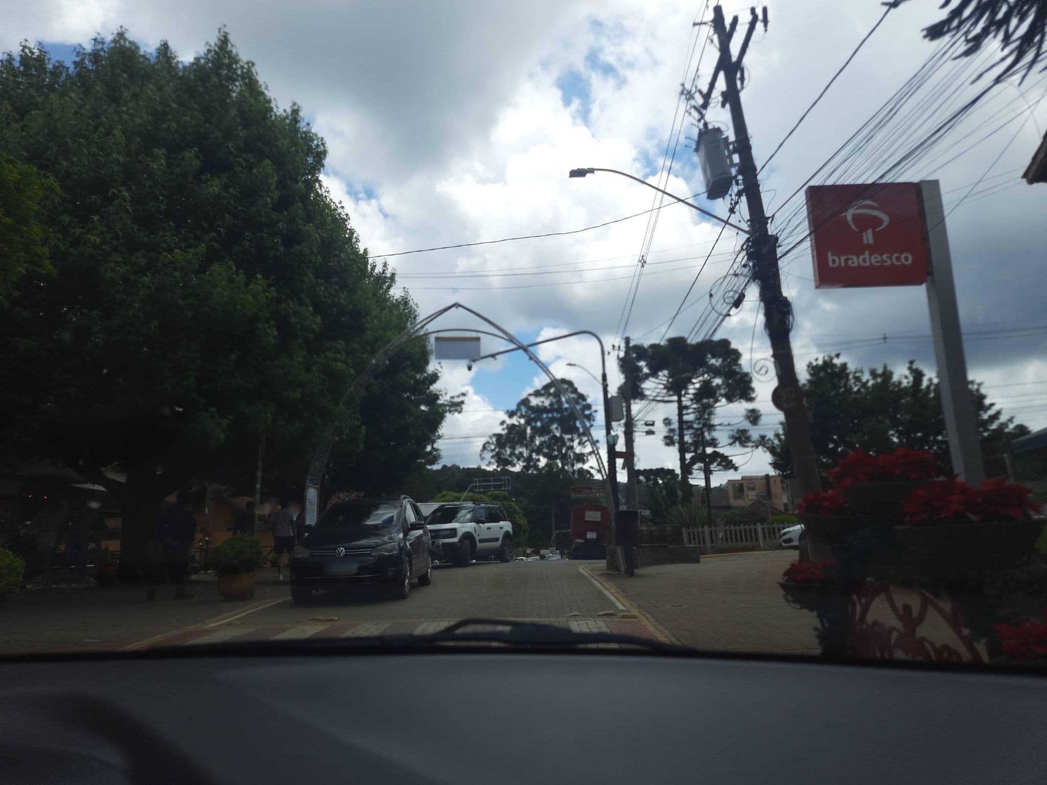 Street view near Pousada Mandacará, Monte Verde — © alemenezes (CC BY-SA · Mapillary)