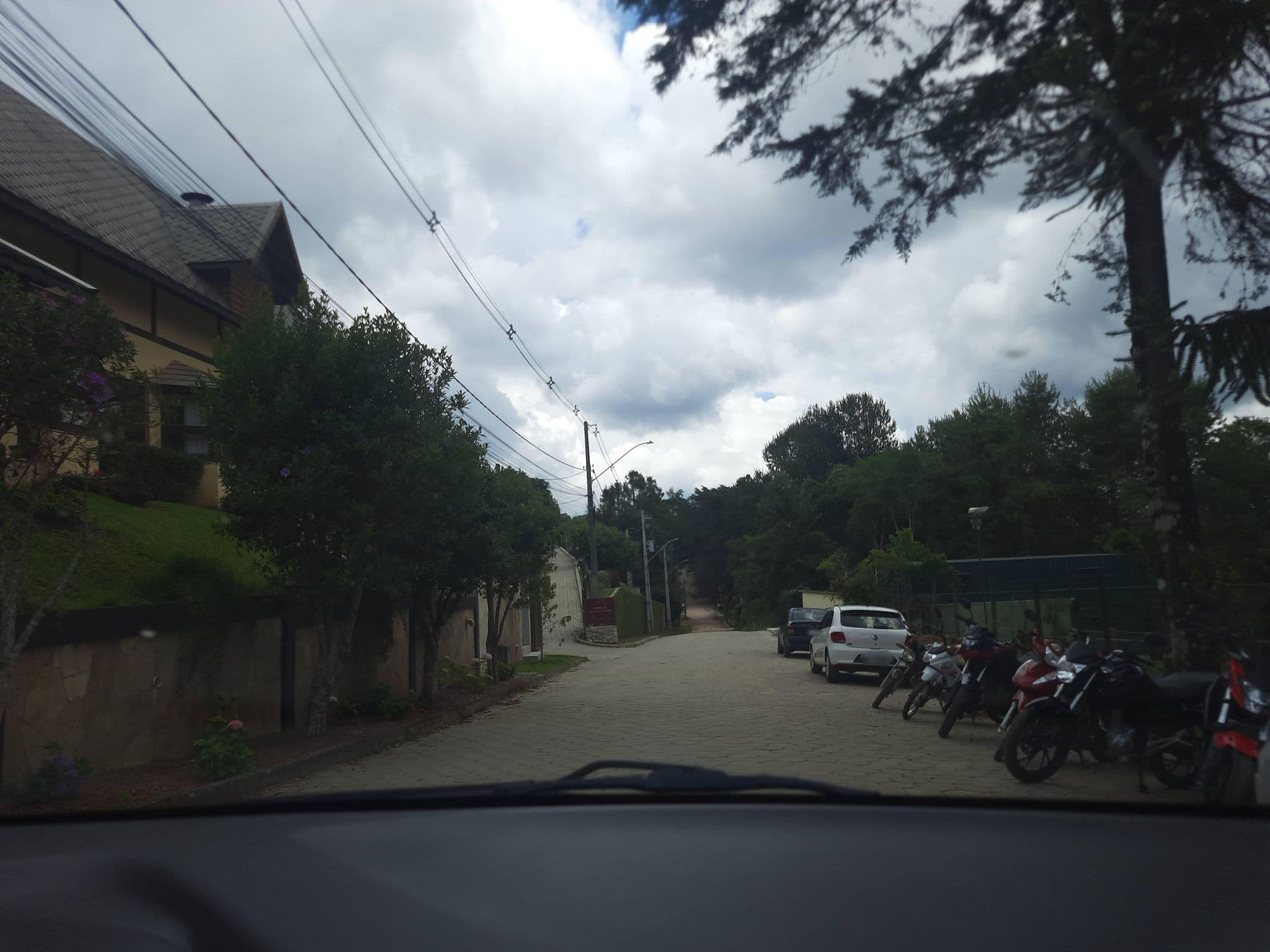 Street view near Pousada Spa Mirante da Colyna, Monte Verde — © alemenezes (CC BY-SA · Mapillary)