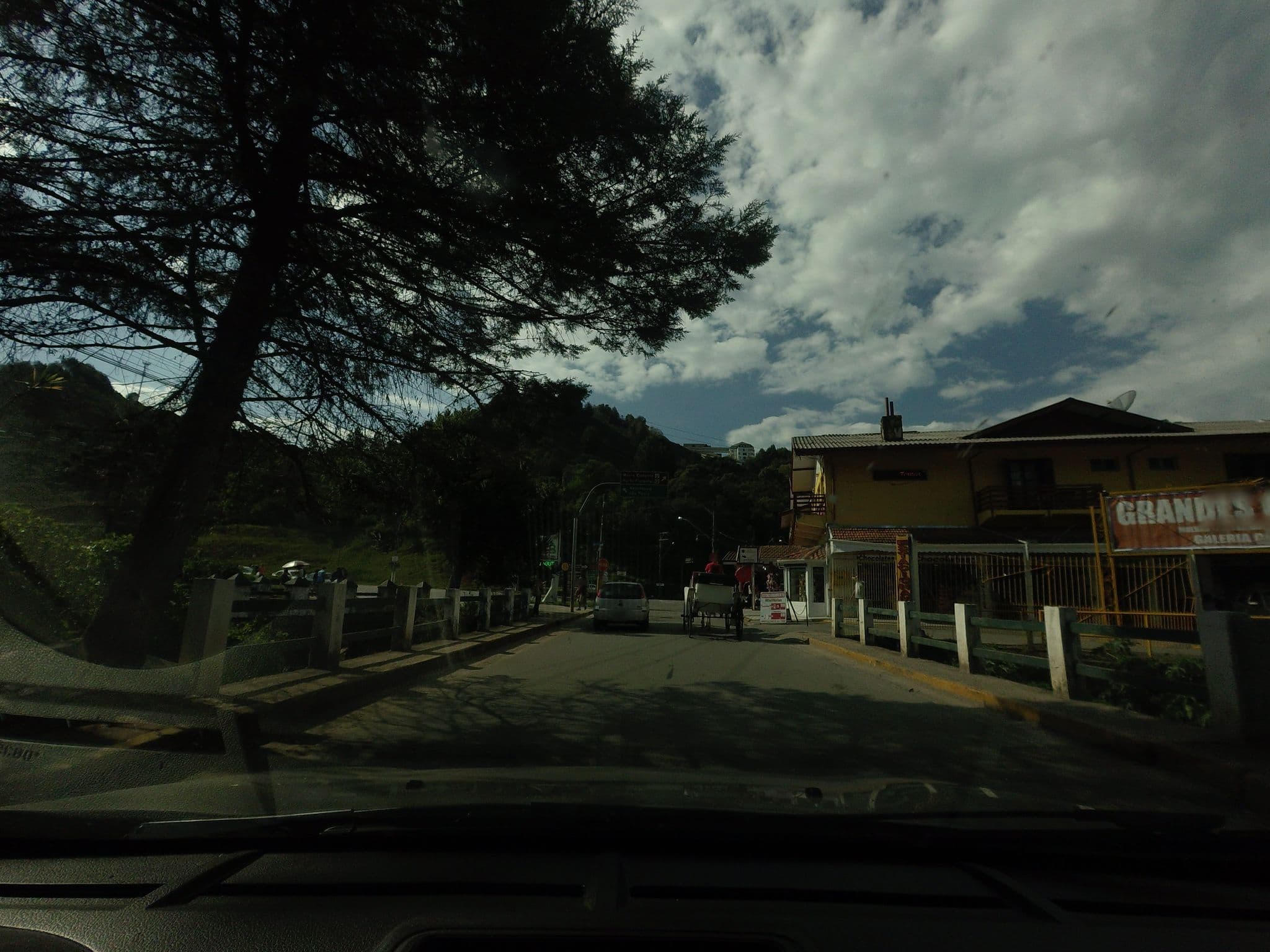 Street view near Pousada Estrela Guia, Campos do Jordão — © andersoal (CC BY-SA · Mapillary)