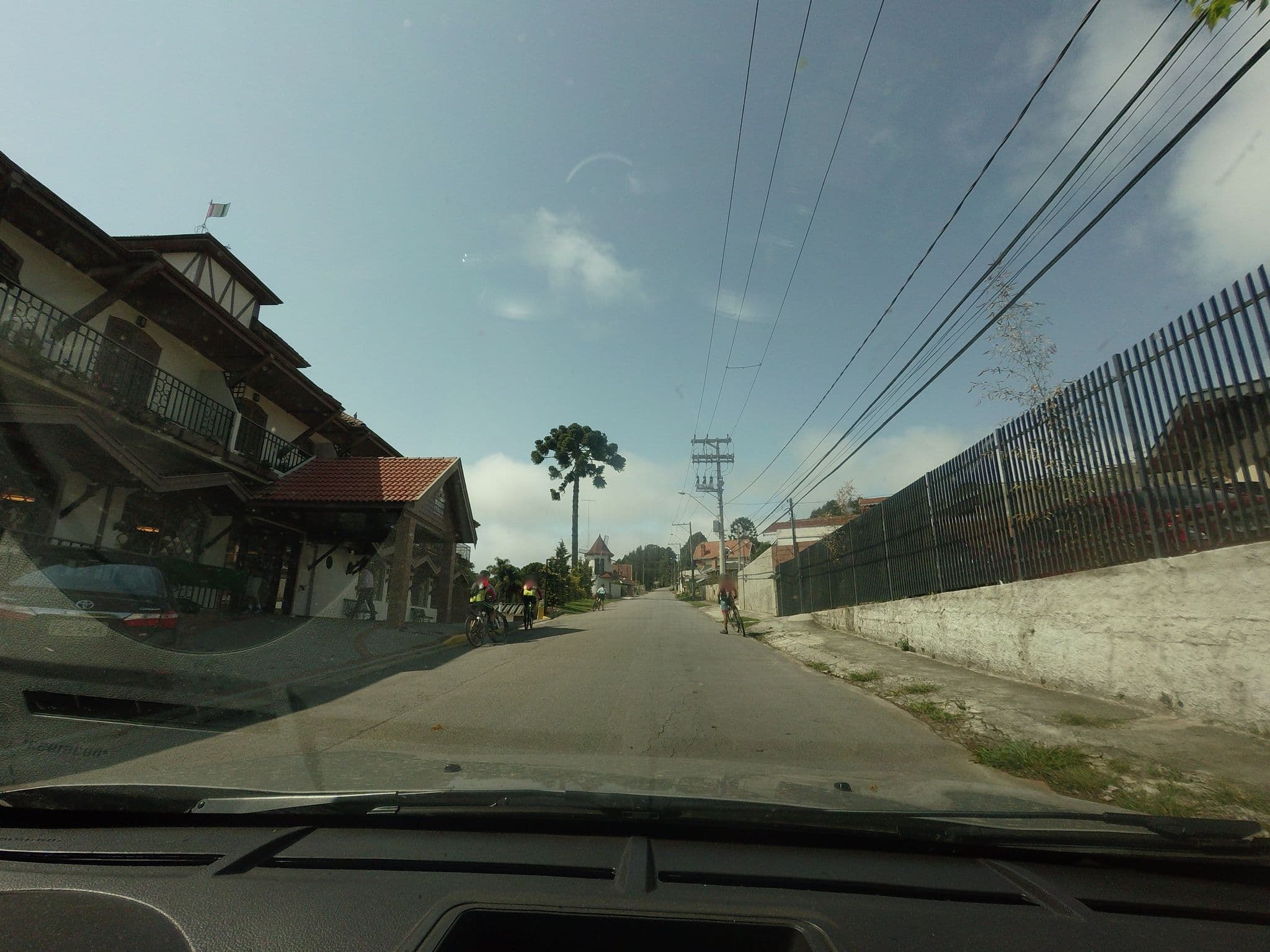 Street view near O Moinho Hotel, Campos do Jordão — © andersoal (CC BY-SA · Mapillary)
