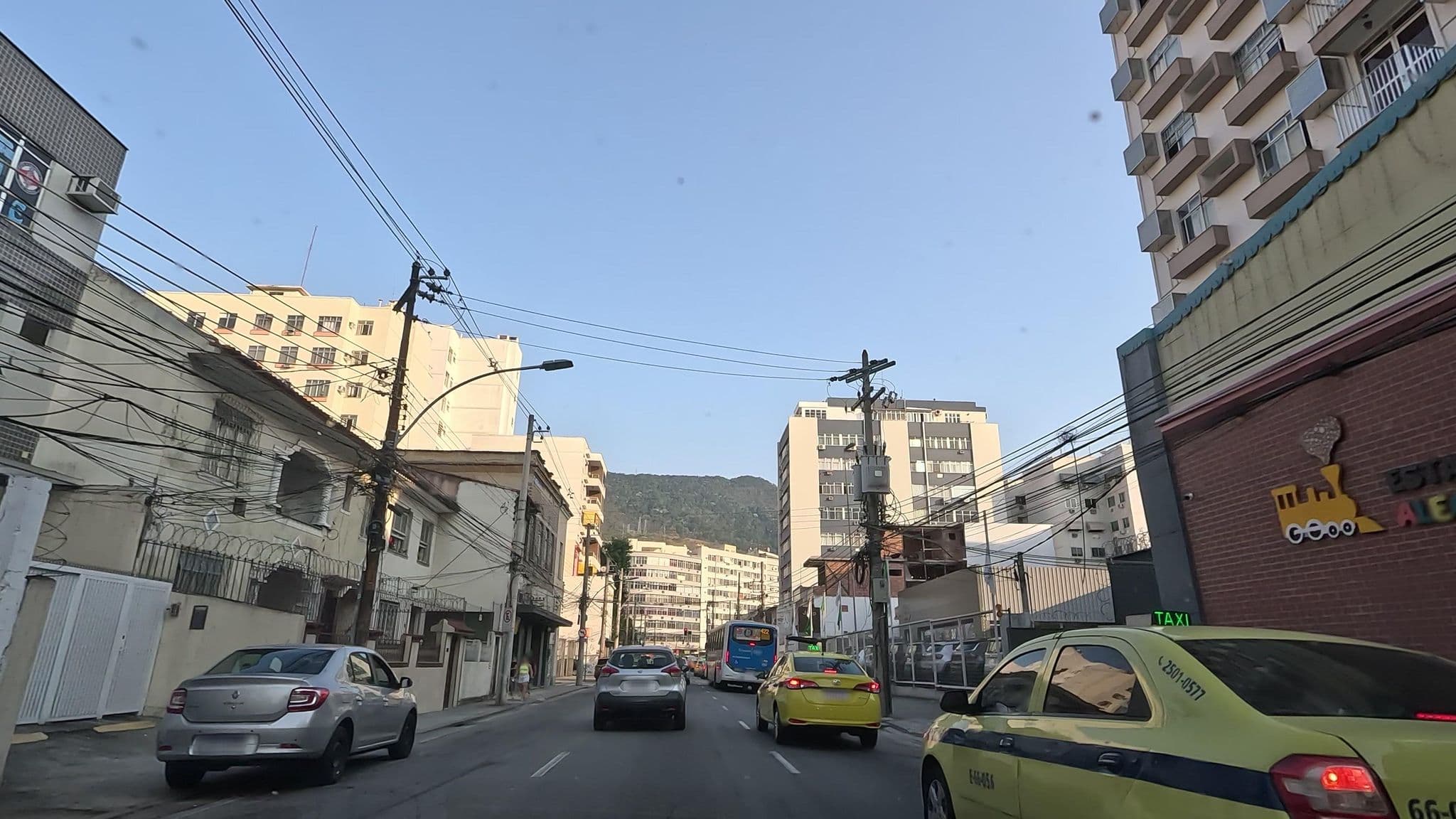 Street view near Esplanada Hotel Pousada e Restaurante, Estácio — © enzostana (CC BY-SA · Mapillary)