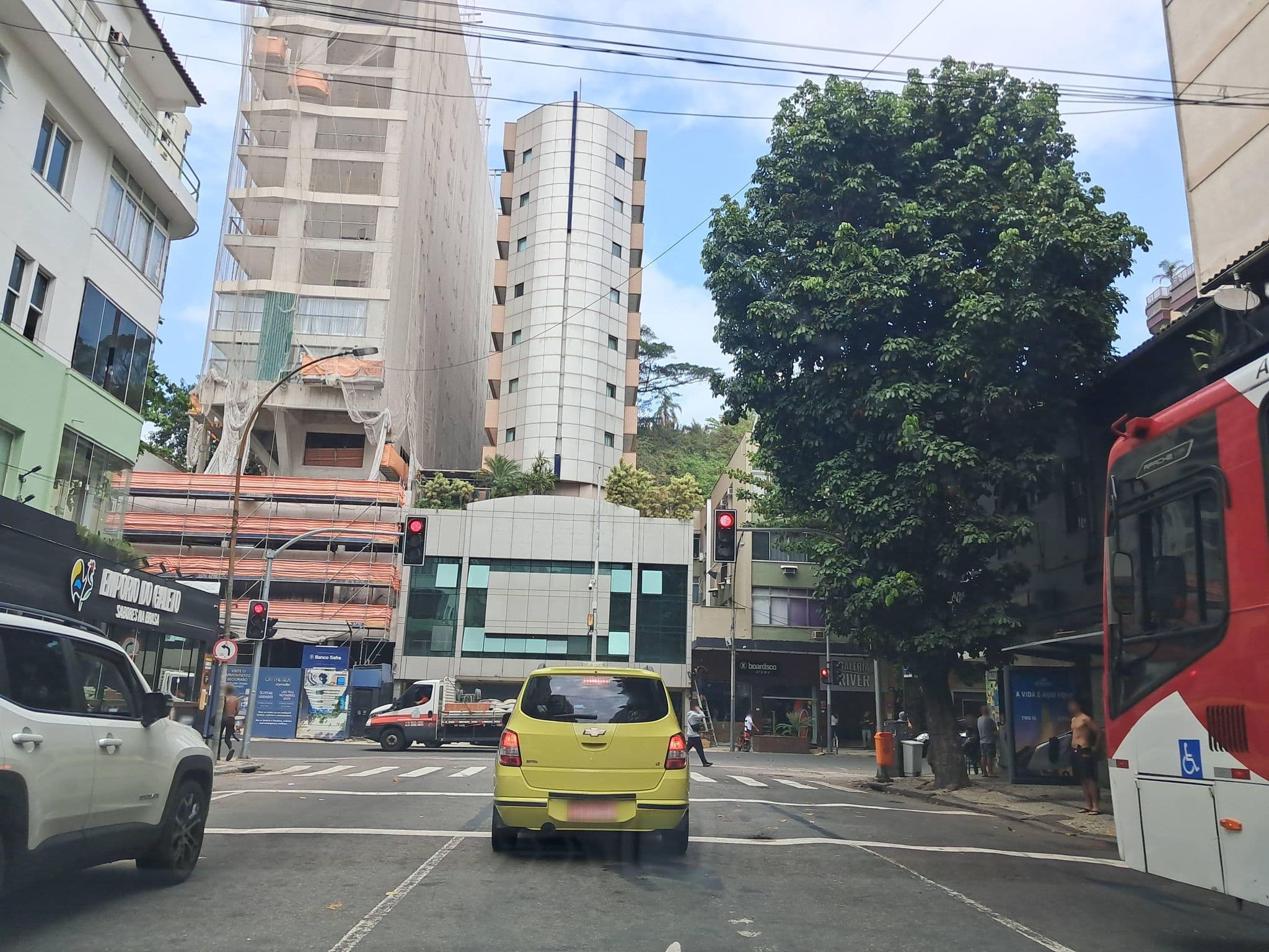 Street view near Cristal Palace Hotel, Ipanema — © enzostana (CC BY-SA · Mapillary)