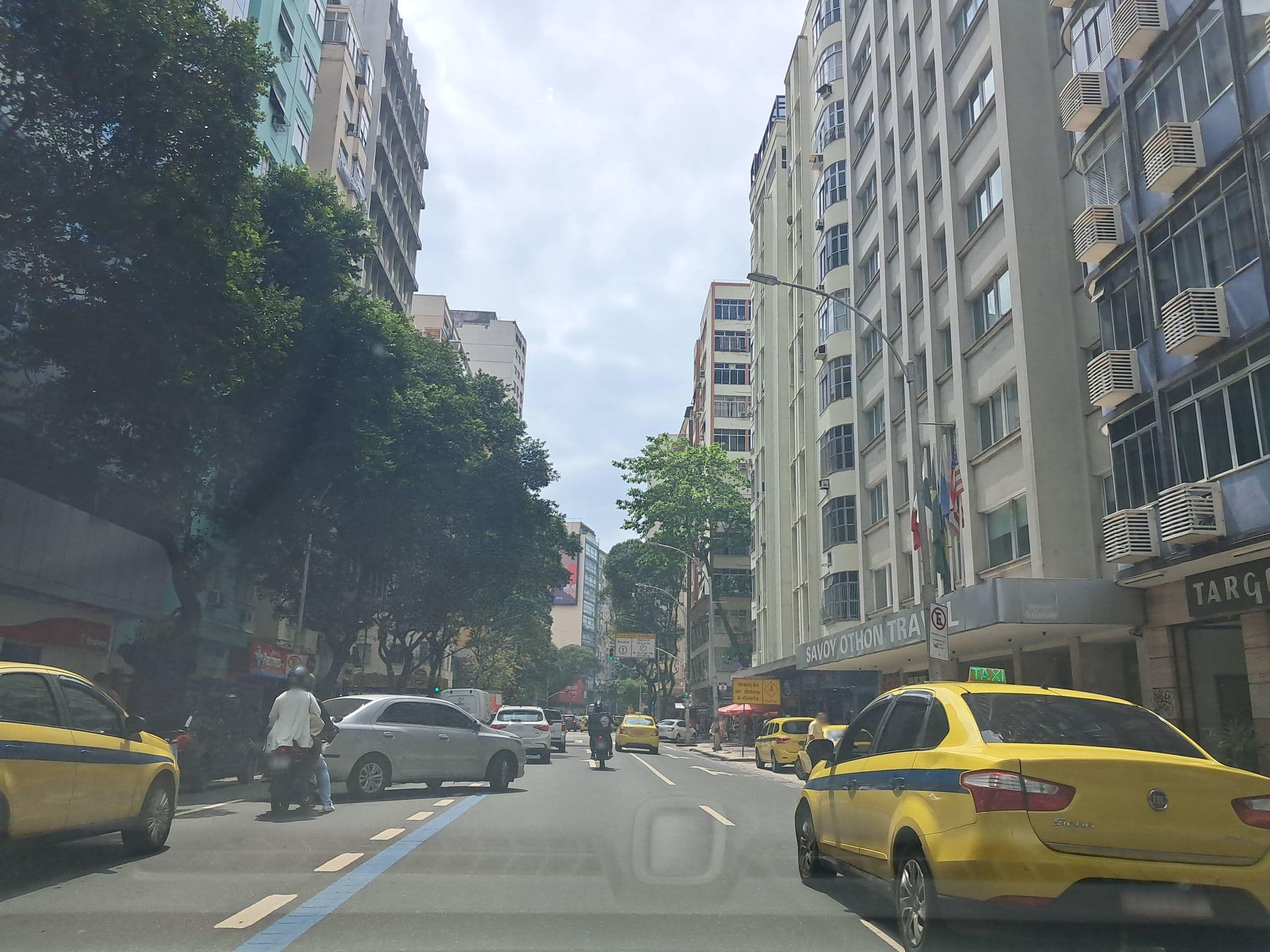 Street view near Apartamento Rodrigues, Copacabana — © enzostana (CC BY-SA · Mapillary)