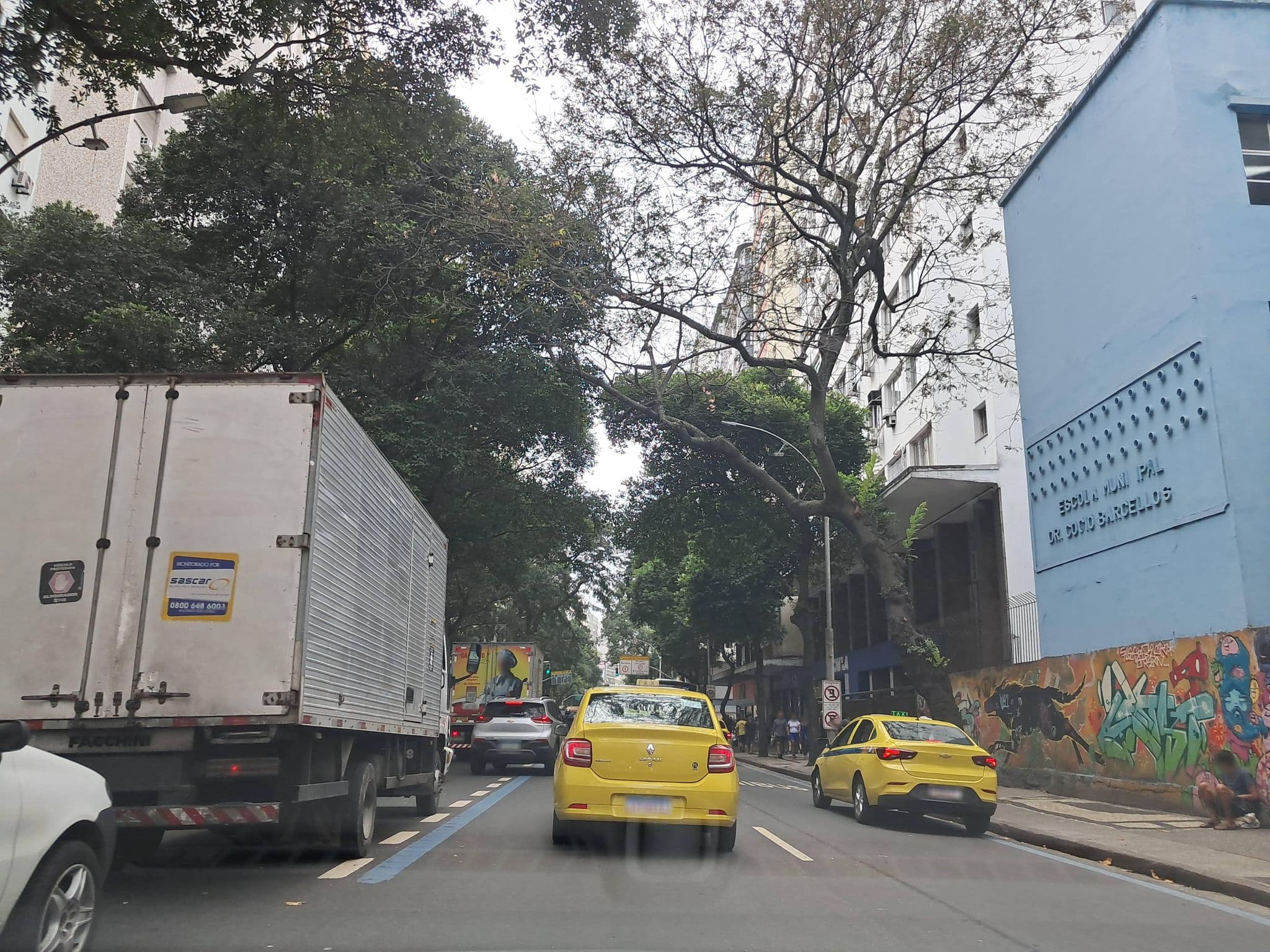 Street view near Farias Hostel, Copacabana — © enzostana (CC BY-SA · Mapillary)