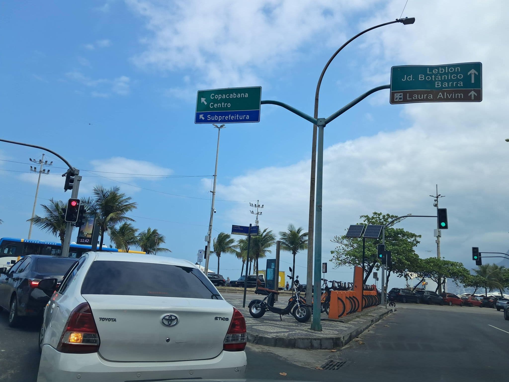Street view near Fasano Hotel and Restaurant, Ipanema — © enzostana (CC BY-SA · Mapillary)