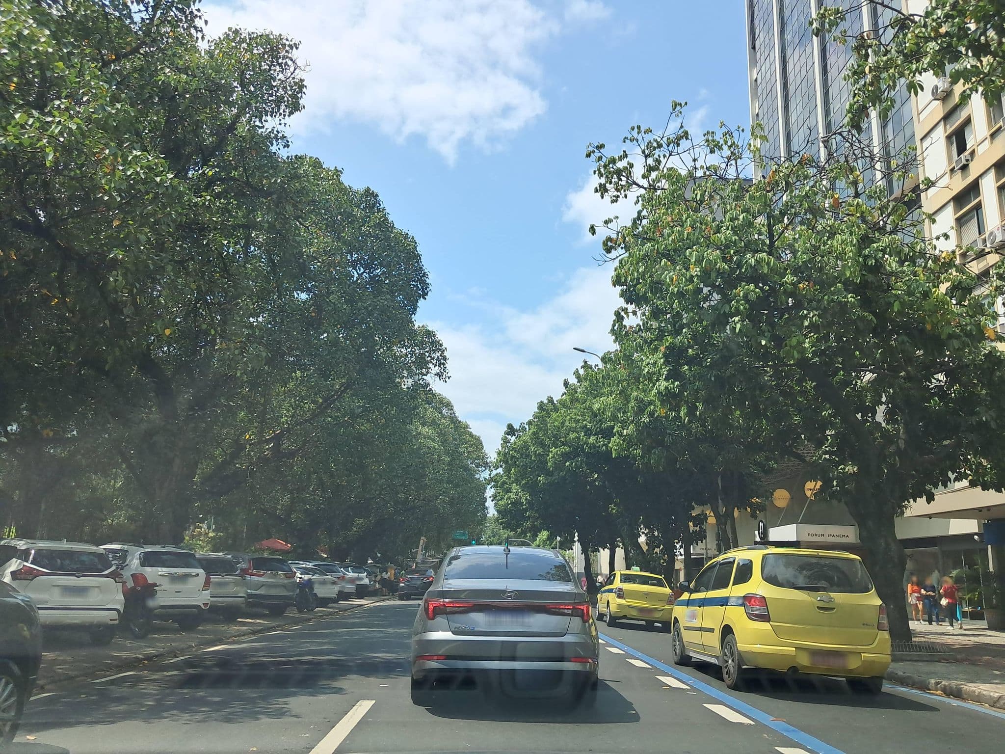 Street view near Bed & Breakfast Casa da Sara, Ipanema — © enzostana (CC BY-SA · Mapillary)