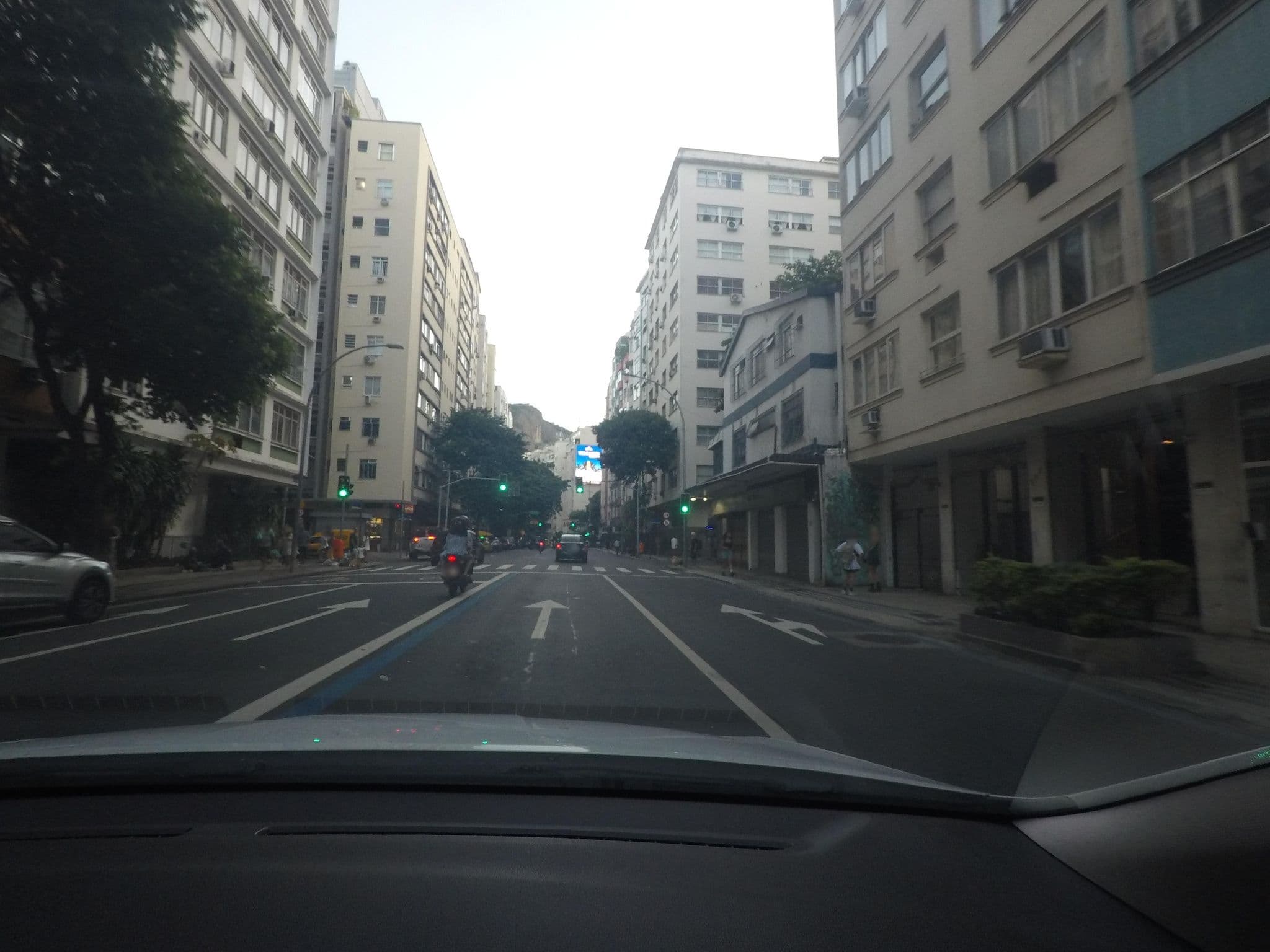Street view near Royalty Rio Hotel, Copacabana — © jaderbavaresco (CC BY-SA · Mapillary)