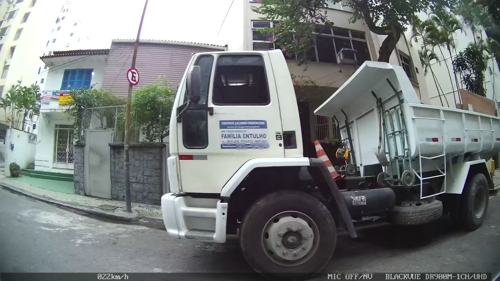 Street view near eHostel, Copacabana — © kaart_1 (CC BY-SA · Mapillary)