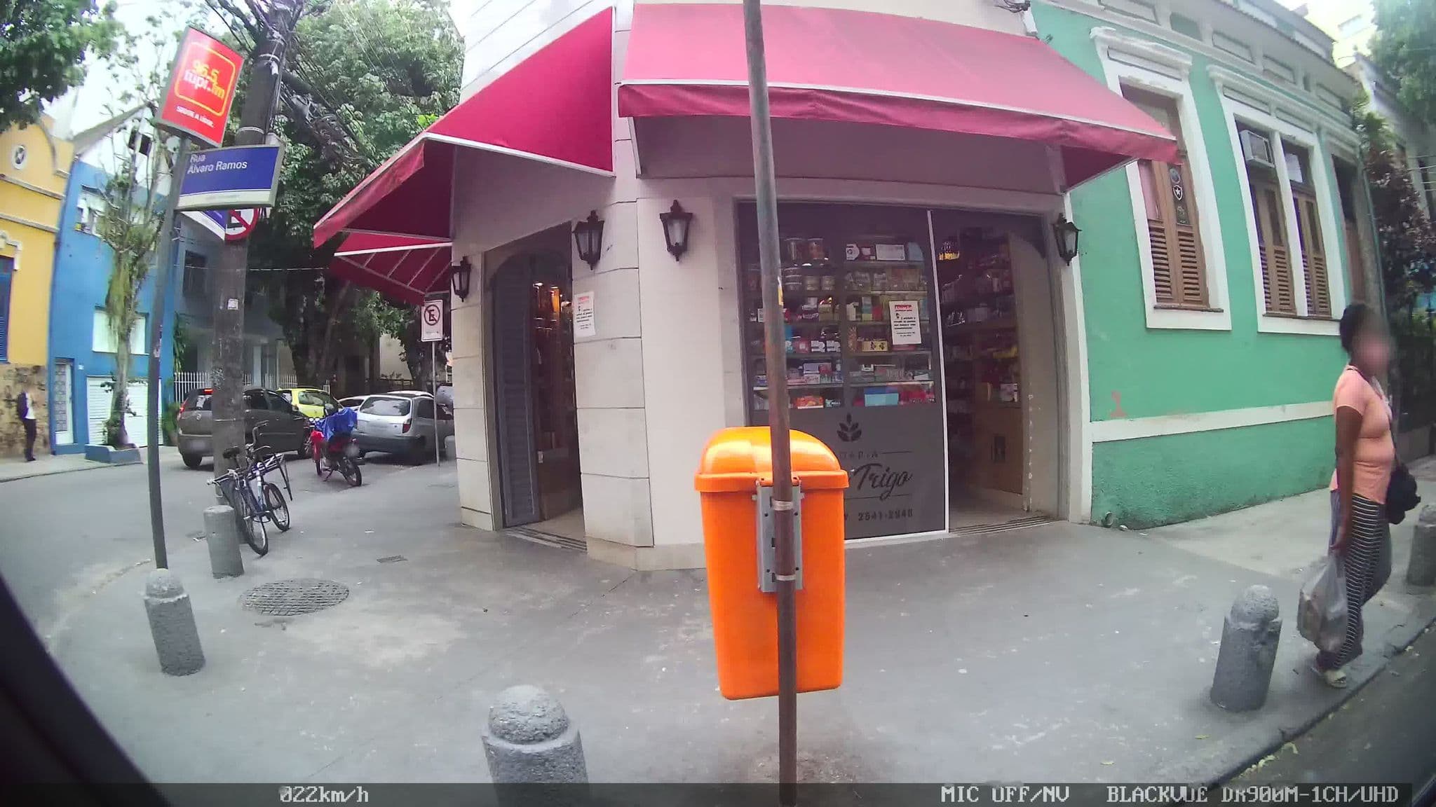 Street view near Samba Green Hostel, Copacabana — © kaart_2 (CC BY-SA · Mapillary)