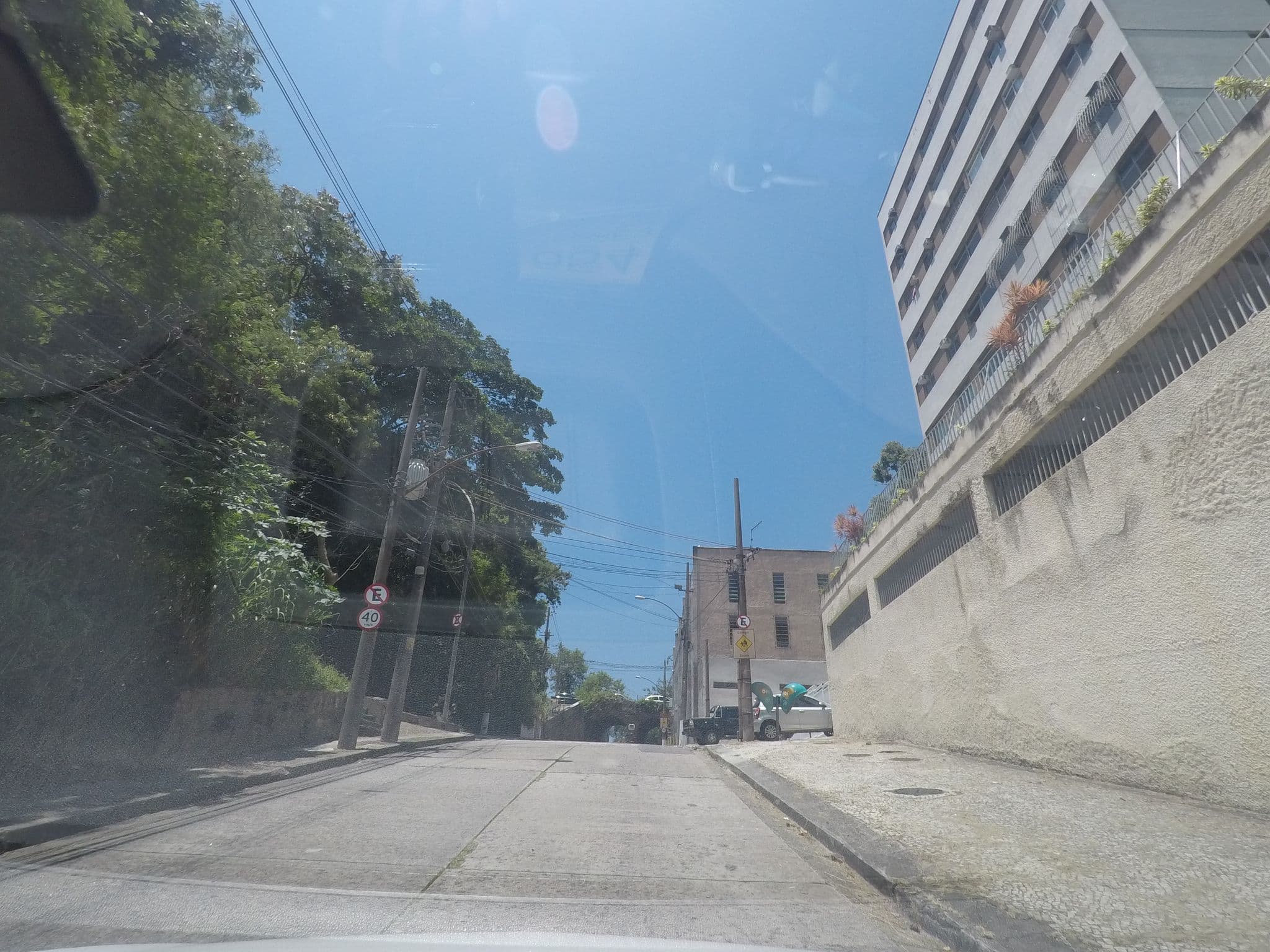 Street view near Arco verde Hostel, Copacabana — © marciosampaio (CC BY-SA · Mapillary)