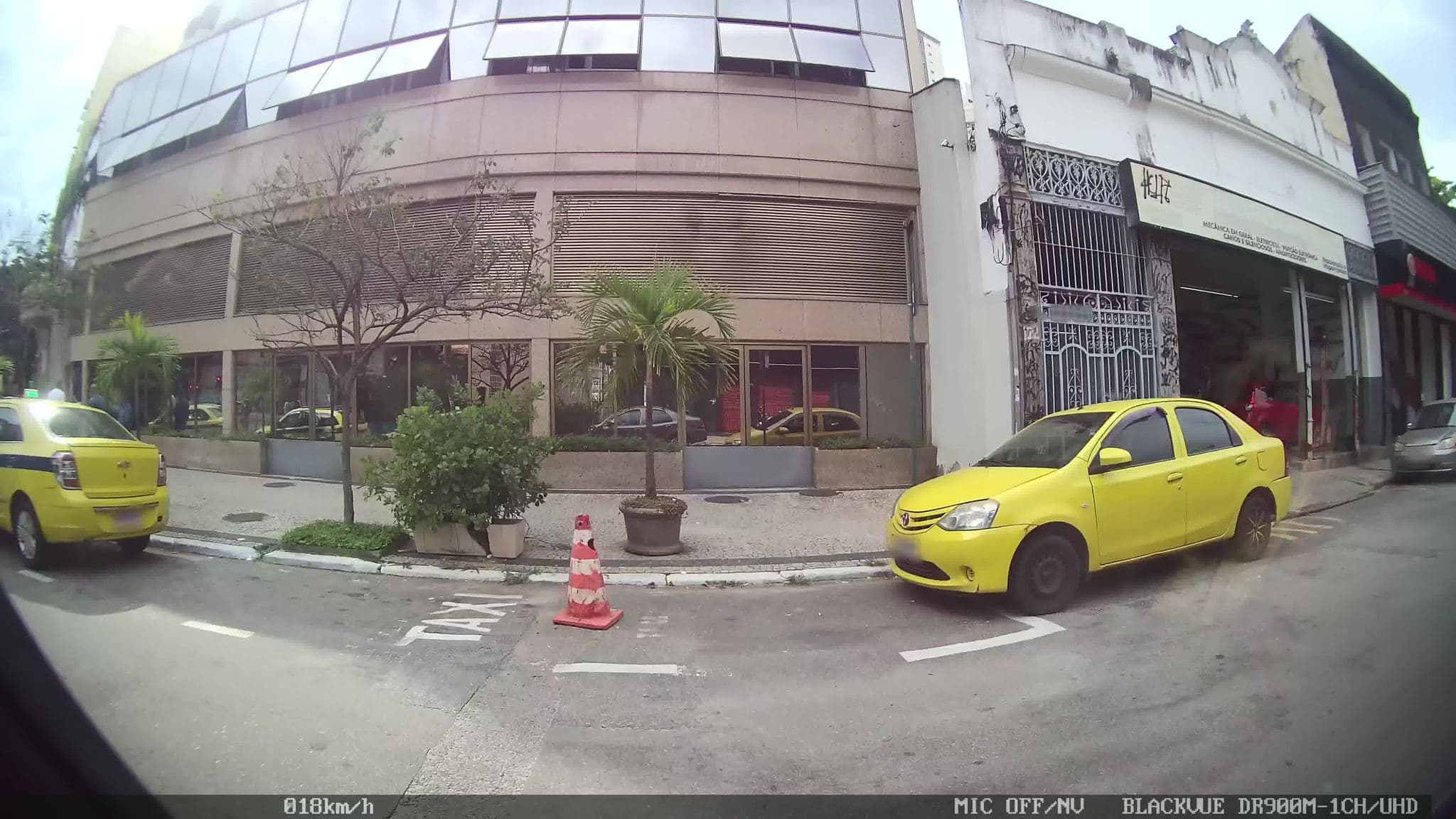 Street view near Hotel Caesar Business, Copacabana — © kaart_2 (CC BY-SA · Mapillary)