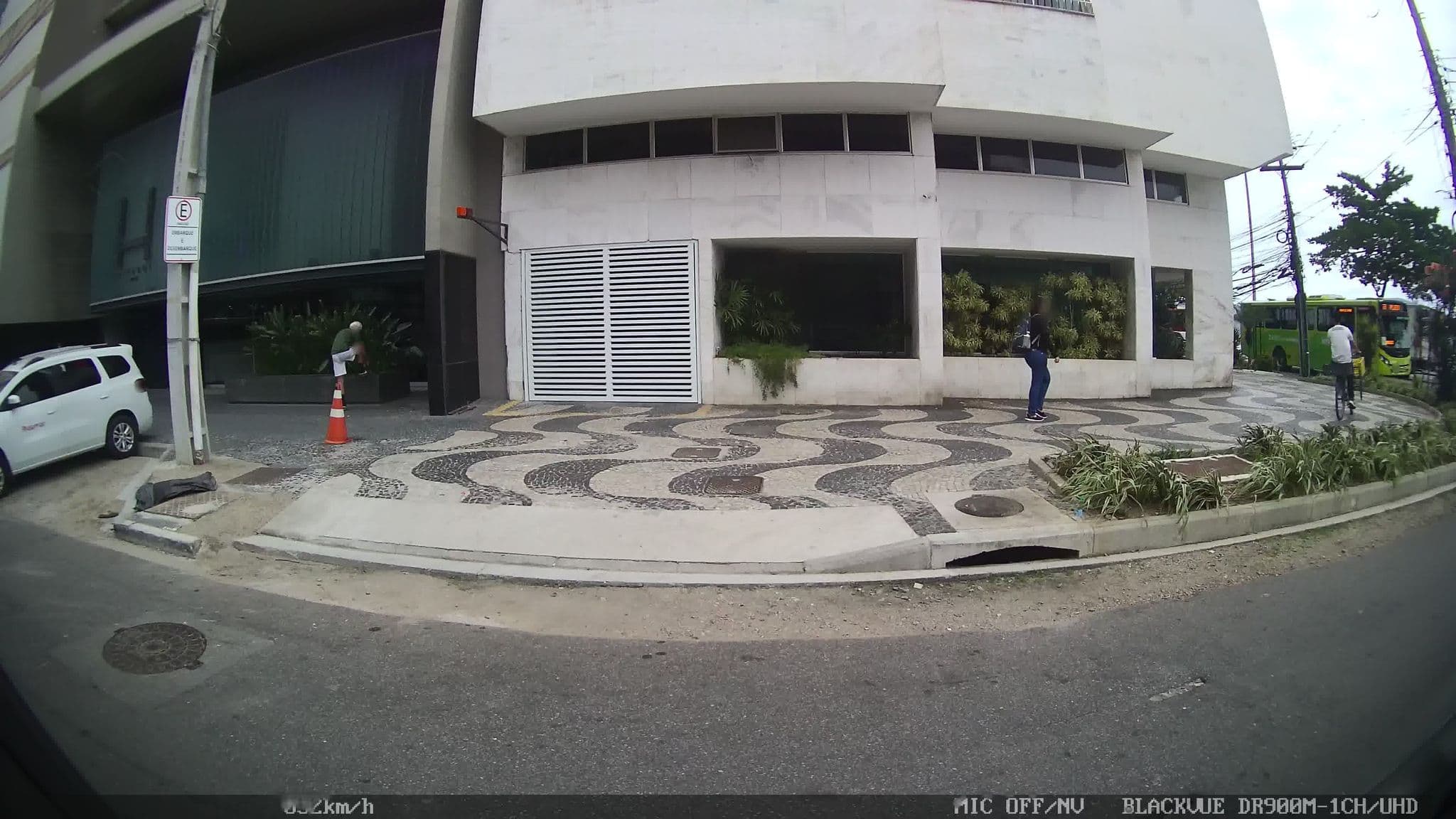 Street view near Hotel Praia das Flexas, Niterói — © kaart_2 (CC BY-SA · Mapillary)