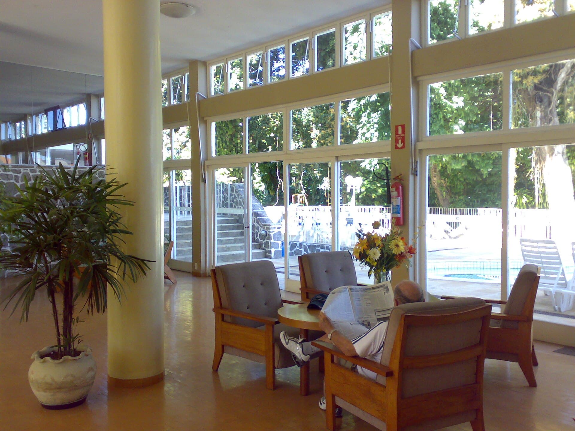 Hotel Cataguases (via Wikimedia Commons, CC BY-SA 2.0)