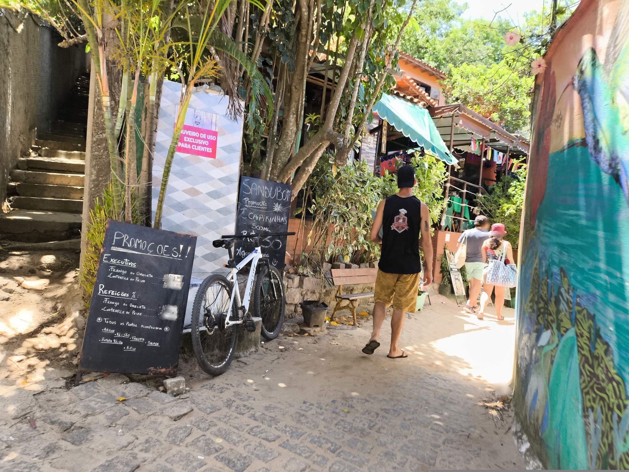 Street view near Praia da Ferradurinha Guest House, Armação dos Búzios — © rodrigovb (CC BY-SA · Mapillary)