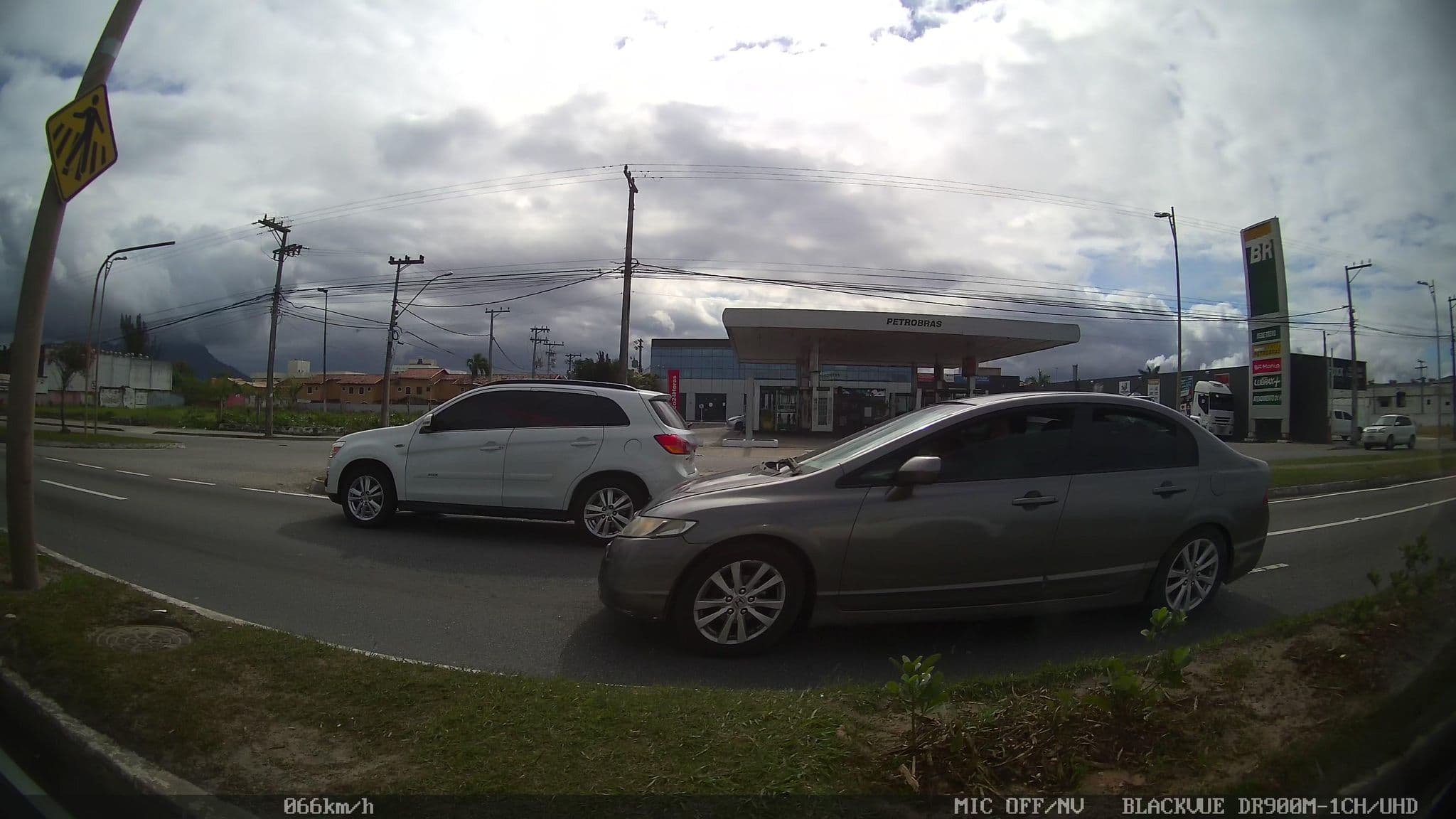 Street view near Praia Hotel Rio das Ostras, Rio das Ostras — © kaart_2 (CC BY-SA · Mapillary)