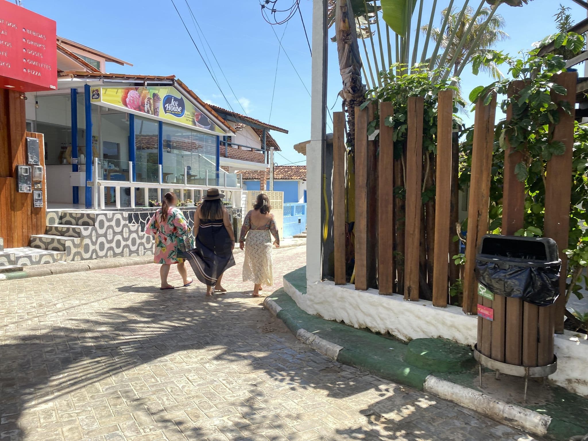 Street view near Pousada Ilha do Sol, Valença — © qualhano (CC BY-SA · Mapillary)