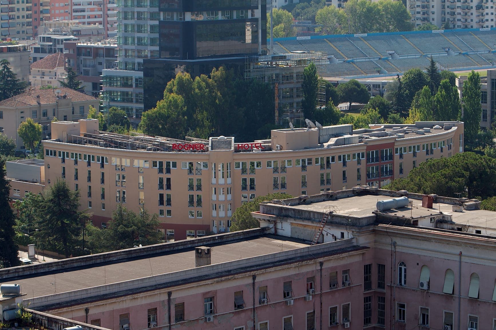 Rogner Hotel (via Wikimedia Commons, CC BY-SA 3.0)