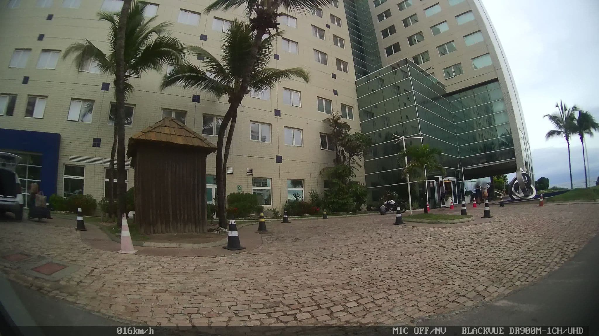 Street view near HotelMercure, Salvador — © kaart_2 (CC BY-SA · Mapillary)