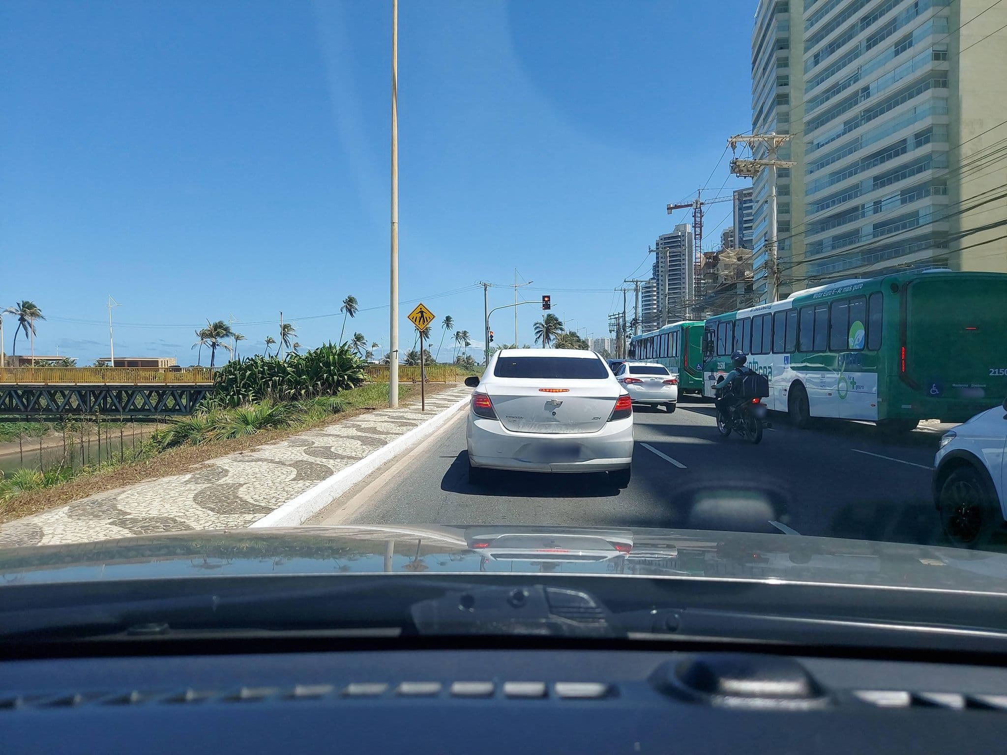 Street view near Hotel Jaguaribe Praia, Lauro de Freitas — © georgenqueiroz (CC BY-SA · Mapillary)