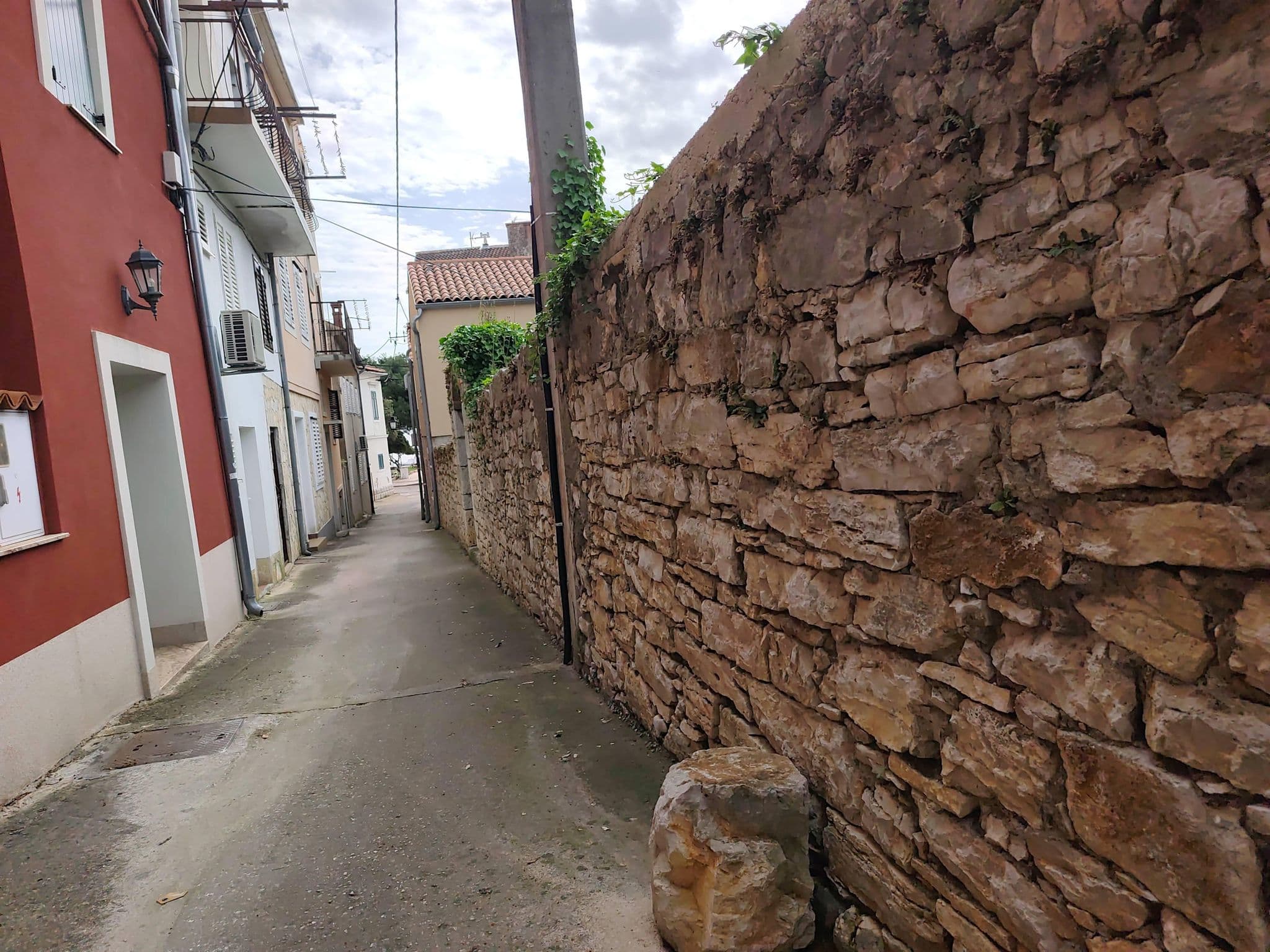 Street view near Vila "U Kali", Sveti Filip i Jakov — © Duro (CC BY-SA · Mapillary)