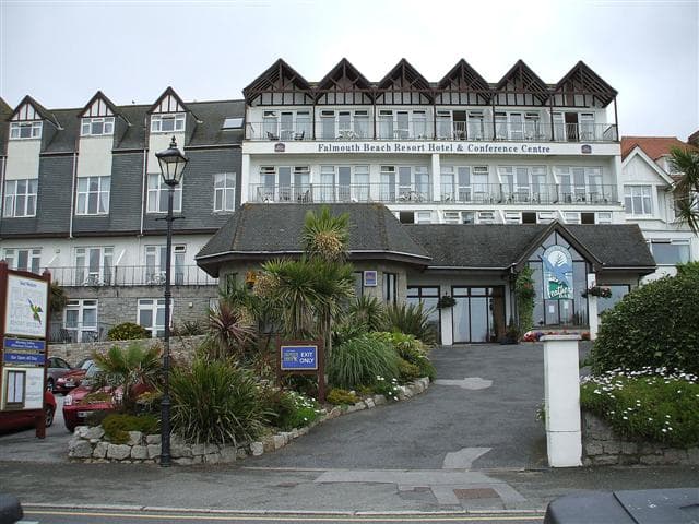 The Cottage @ Falmouth Beach (via Wikimedia Commons, CC BY-SA 2.0)