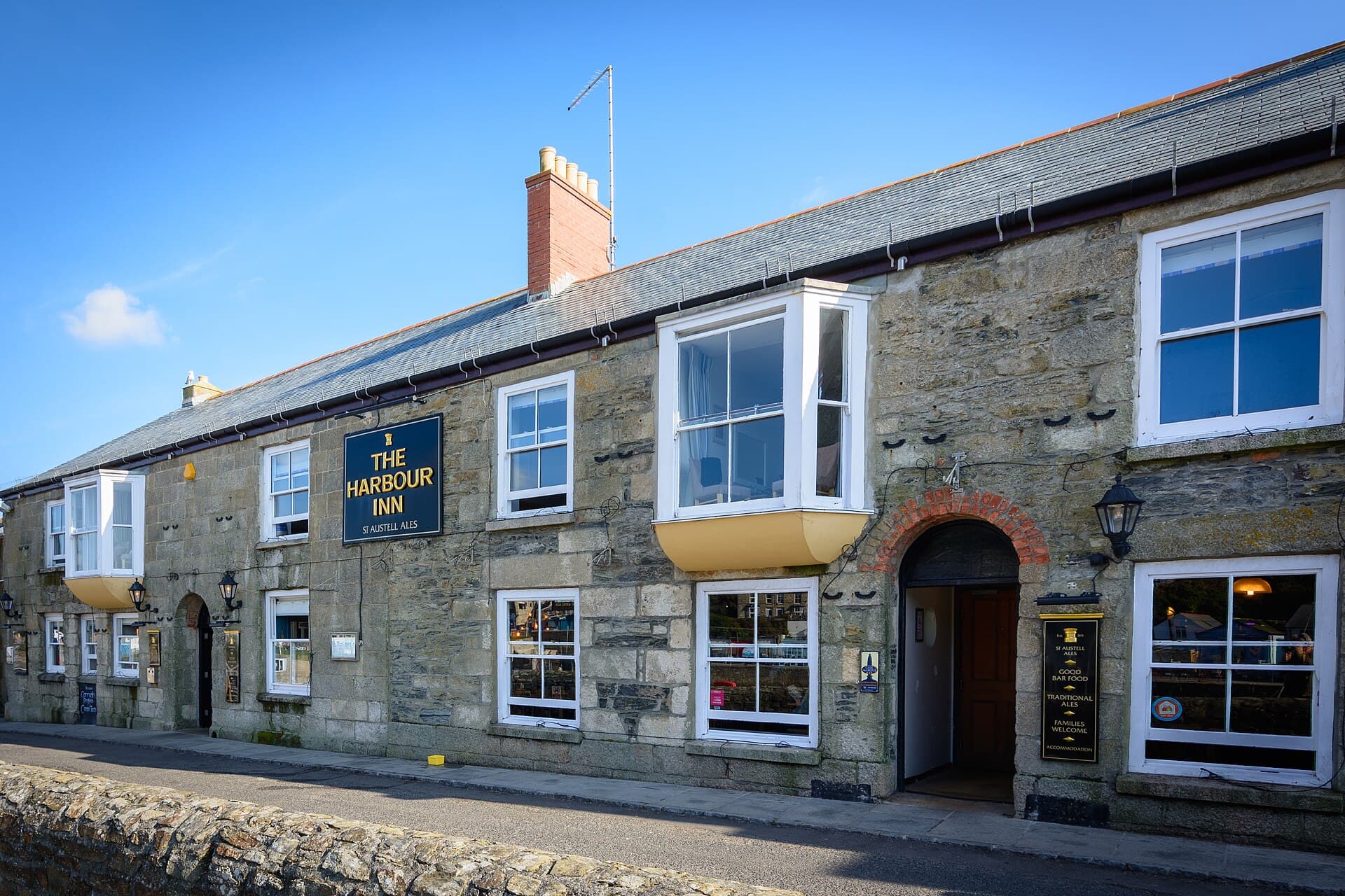 Harbour Inn (via Wikimedia Commons, CC BY-SA 4.0)