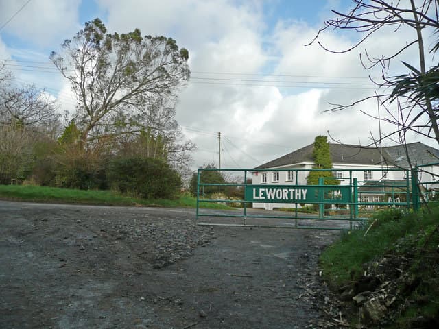 Leworthy Farmhouse (via Wikimedia Commons, CC BY-SA 2.0)